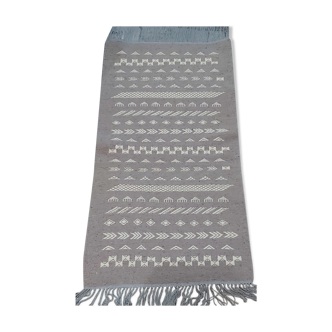 Tapis gris et blanc fait main en pure laine 138x72cm
