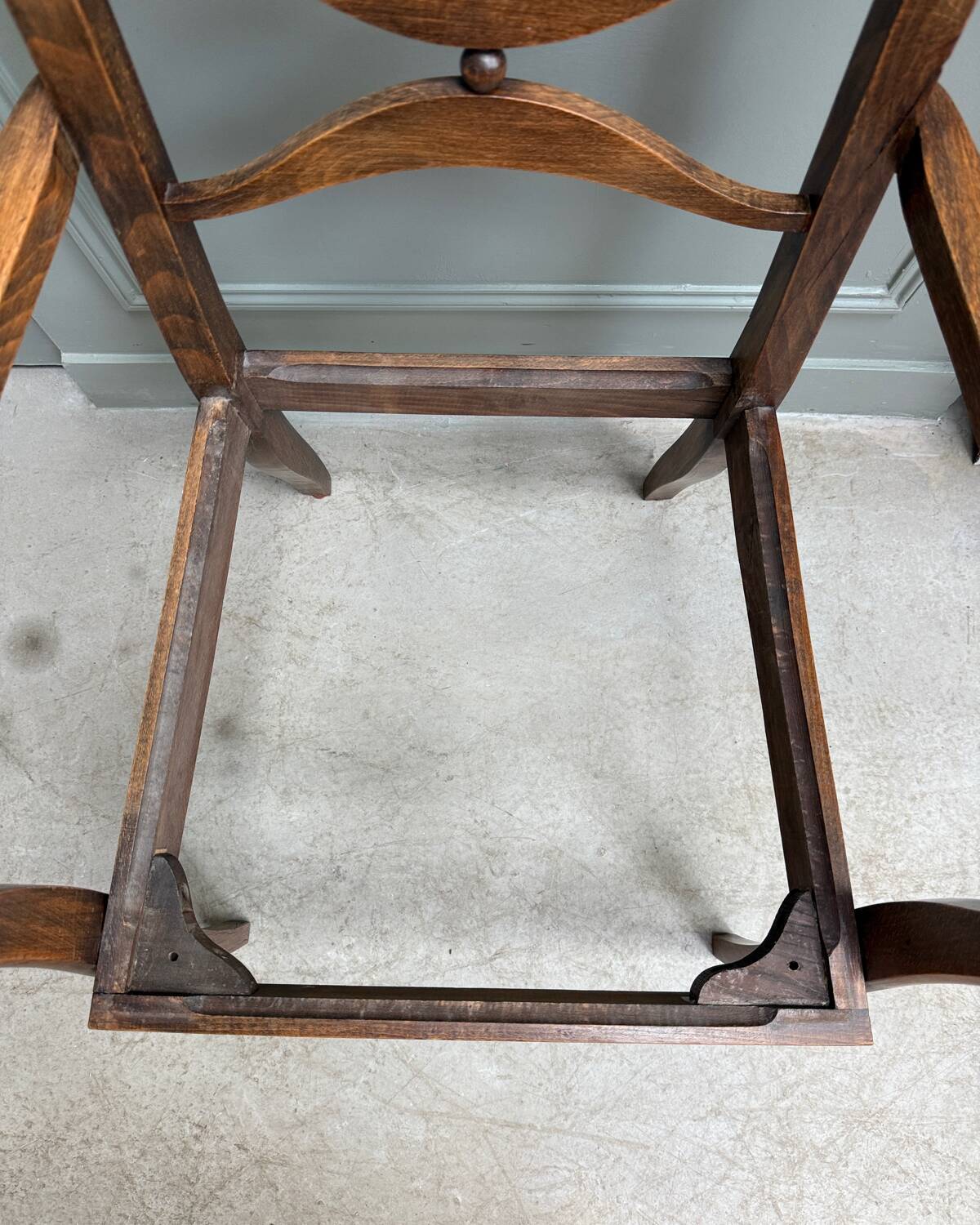 Fauteuil ancien en bois et assise paillée