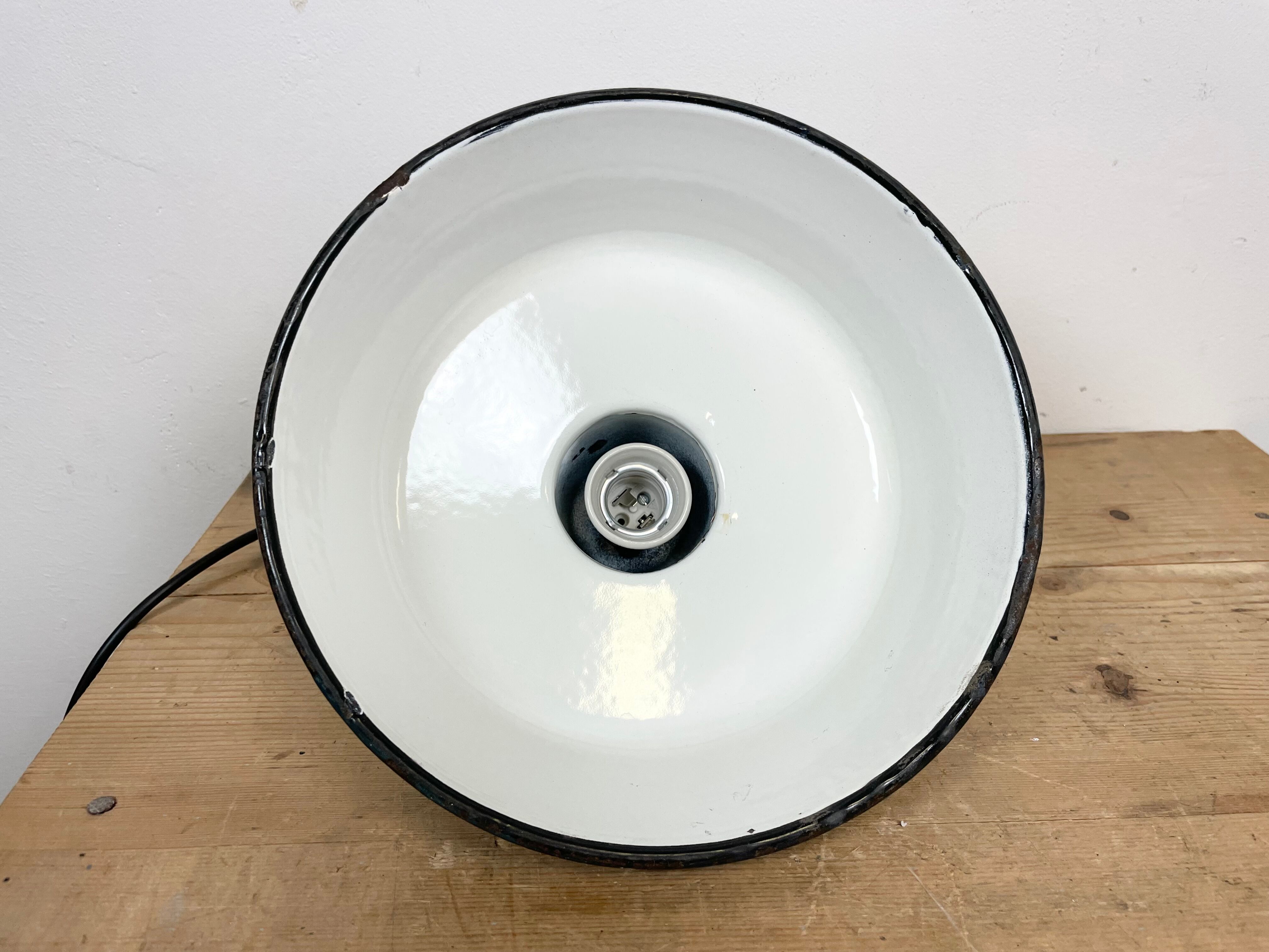 Industrial green enamel pendant lamp, 1960s