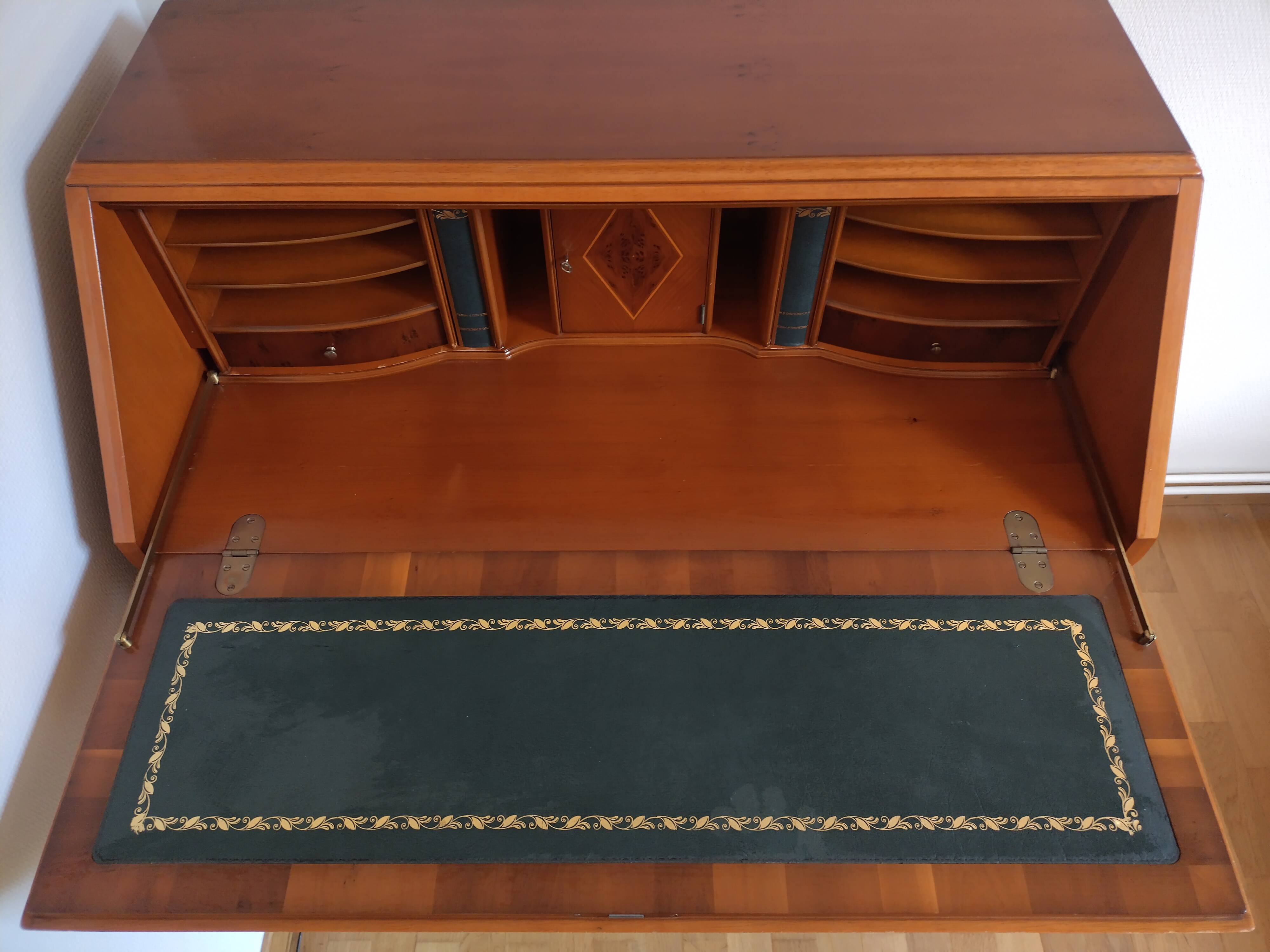 Secrétaire en cerisier avec marqueterie par Heldense Exclusive