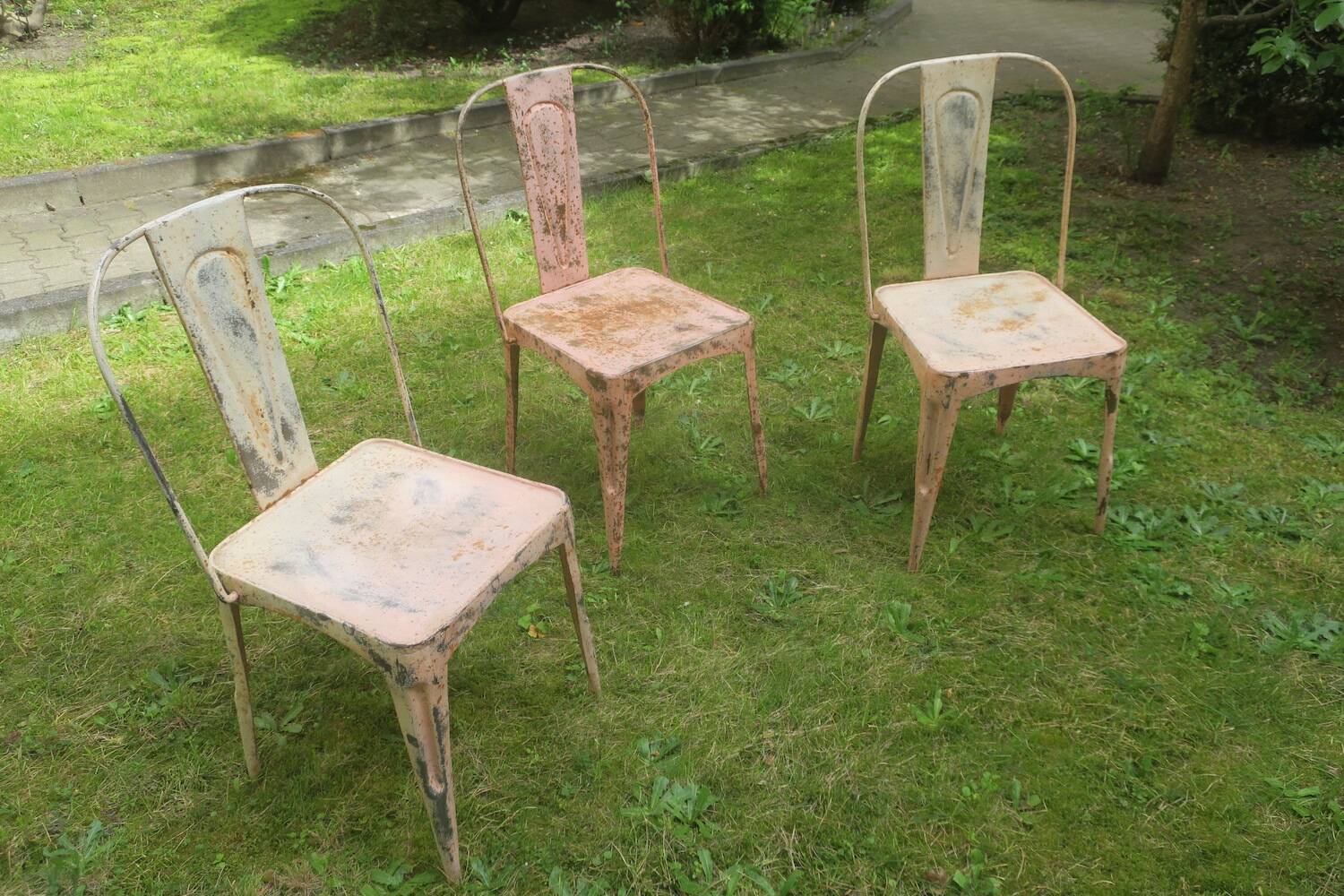 Ensemble de 3 chaises de jardin empilables inspirées de Tolix du début du 20e siècle.