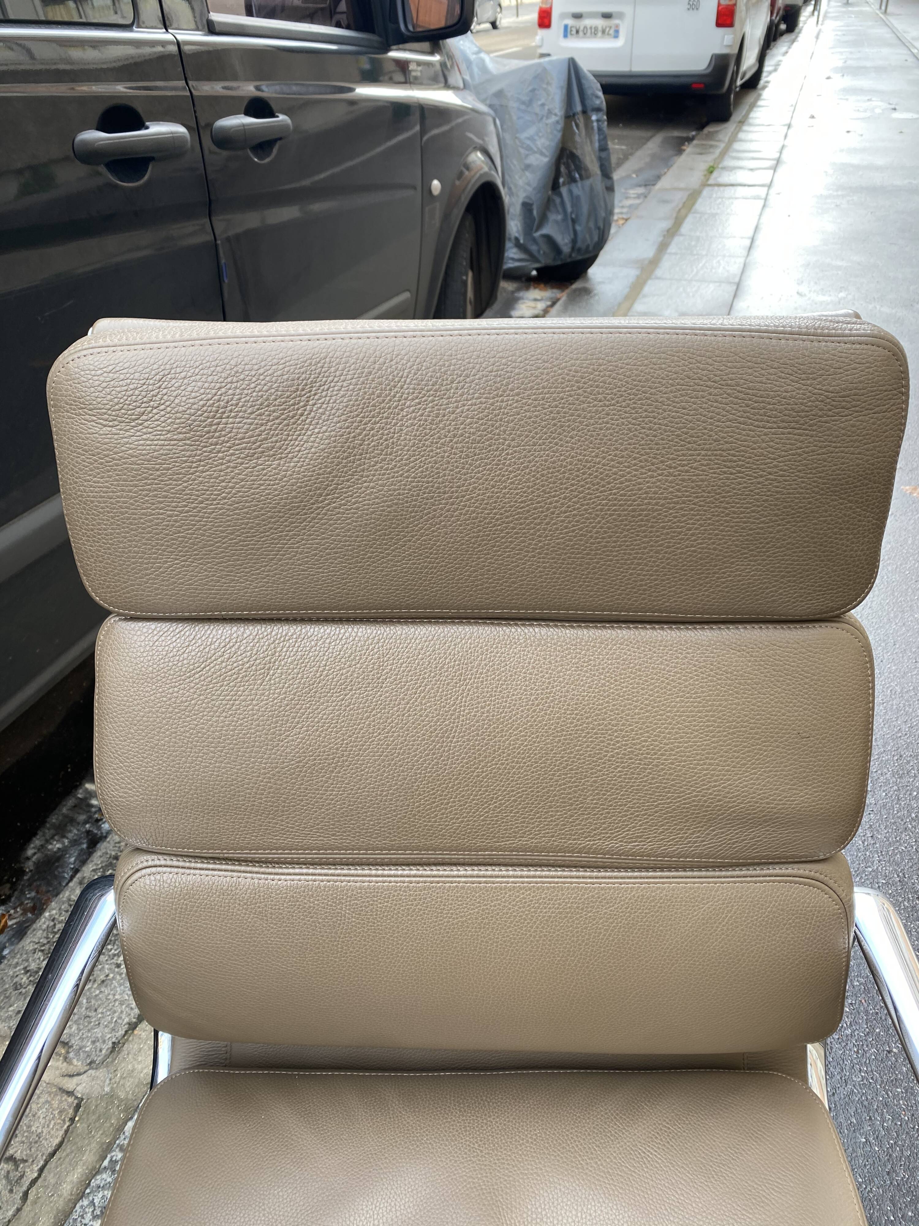 Armchair Charles and Ray Eames ea 219 edition Vitra taupe leather