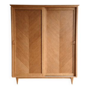 Armoire aux jolis pieds