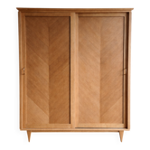 Armoire aux jolis pieds compas