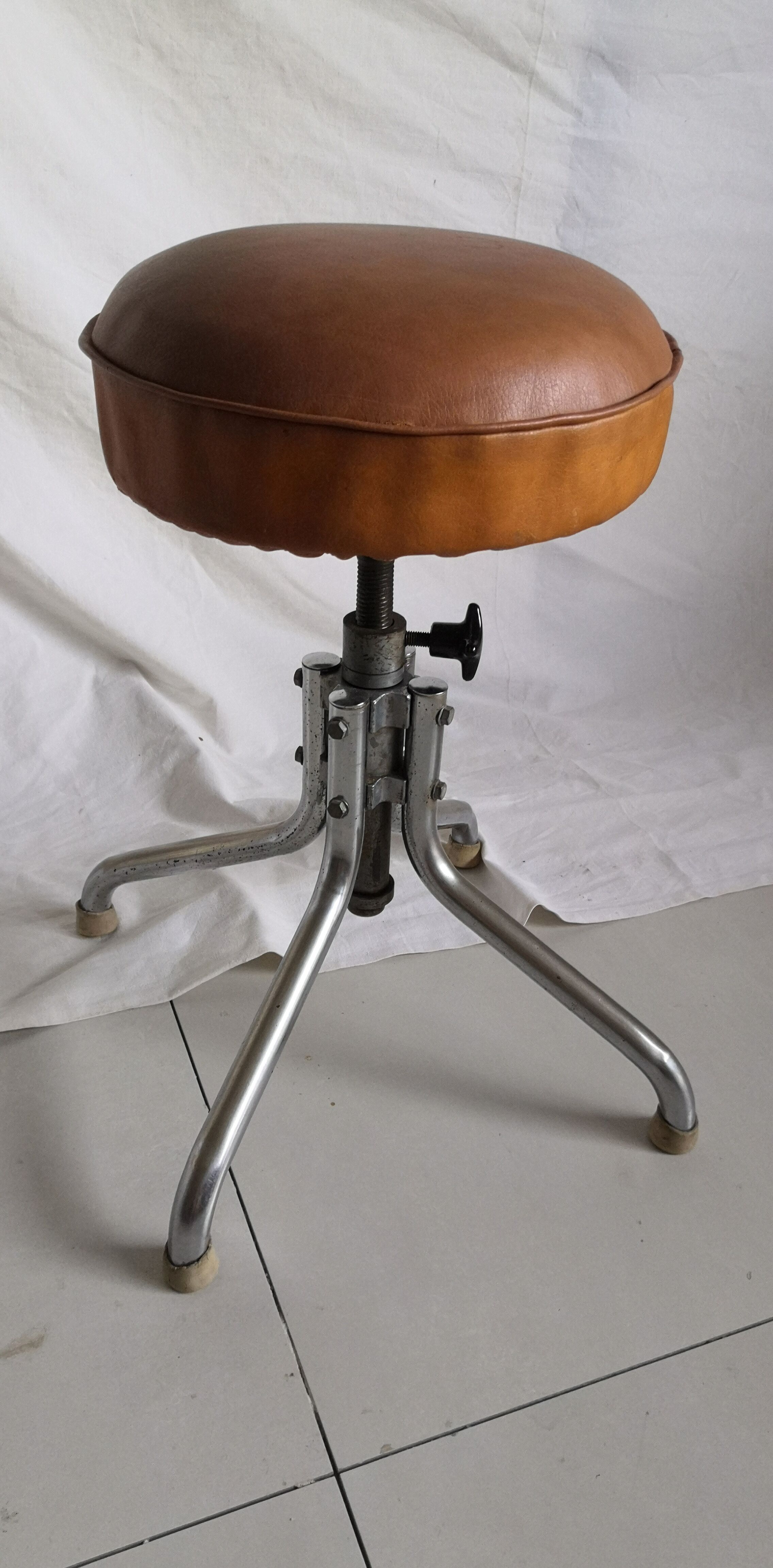 Vintage rotating stool seated in leather and chrome legs