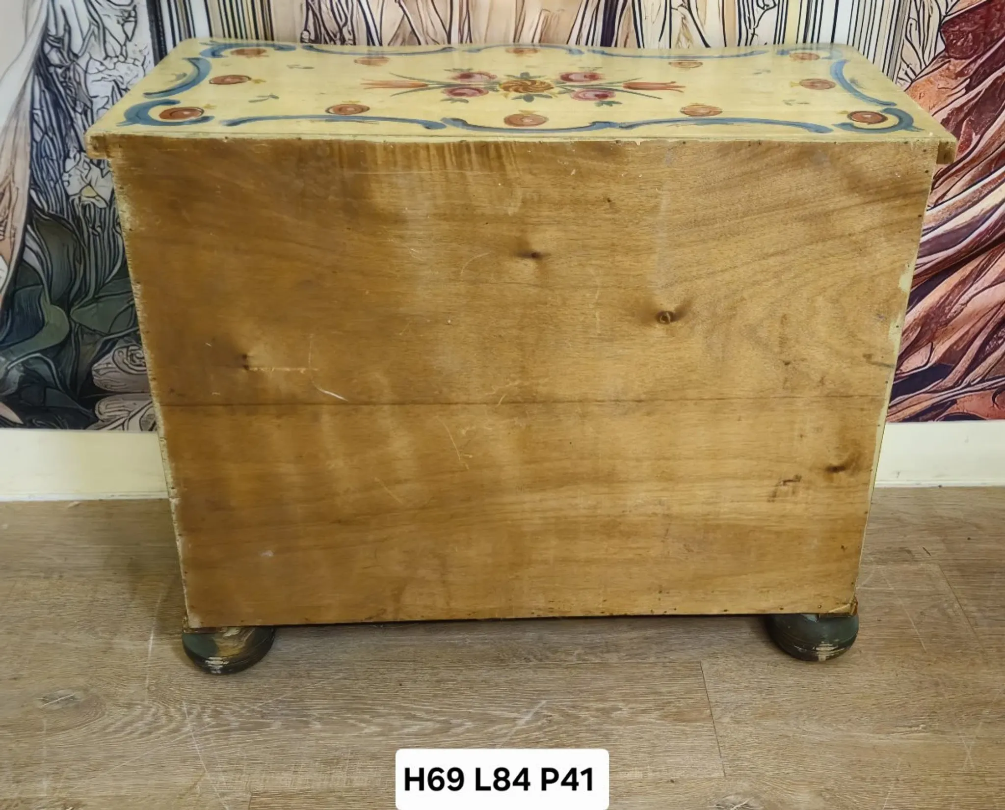 Painted commode, curved in Venetian Louis XV style – 20th century.