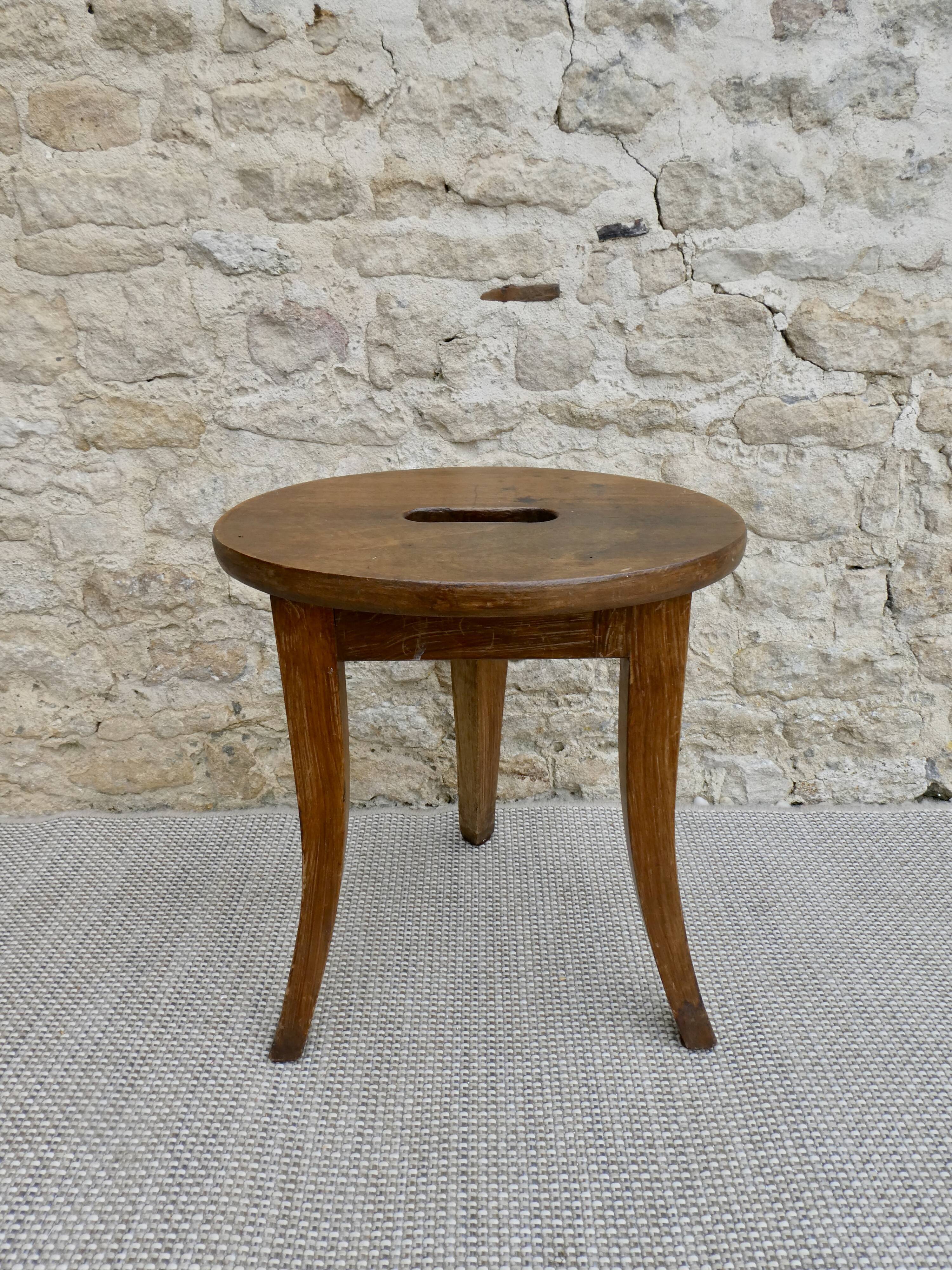Wooden tripod stool, handle