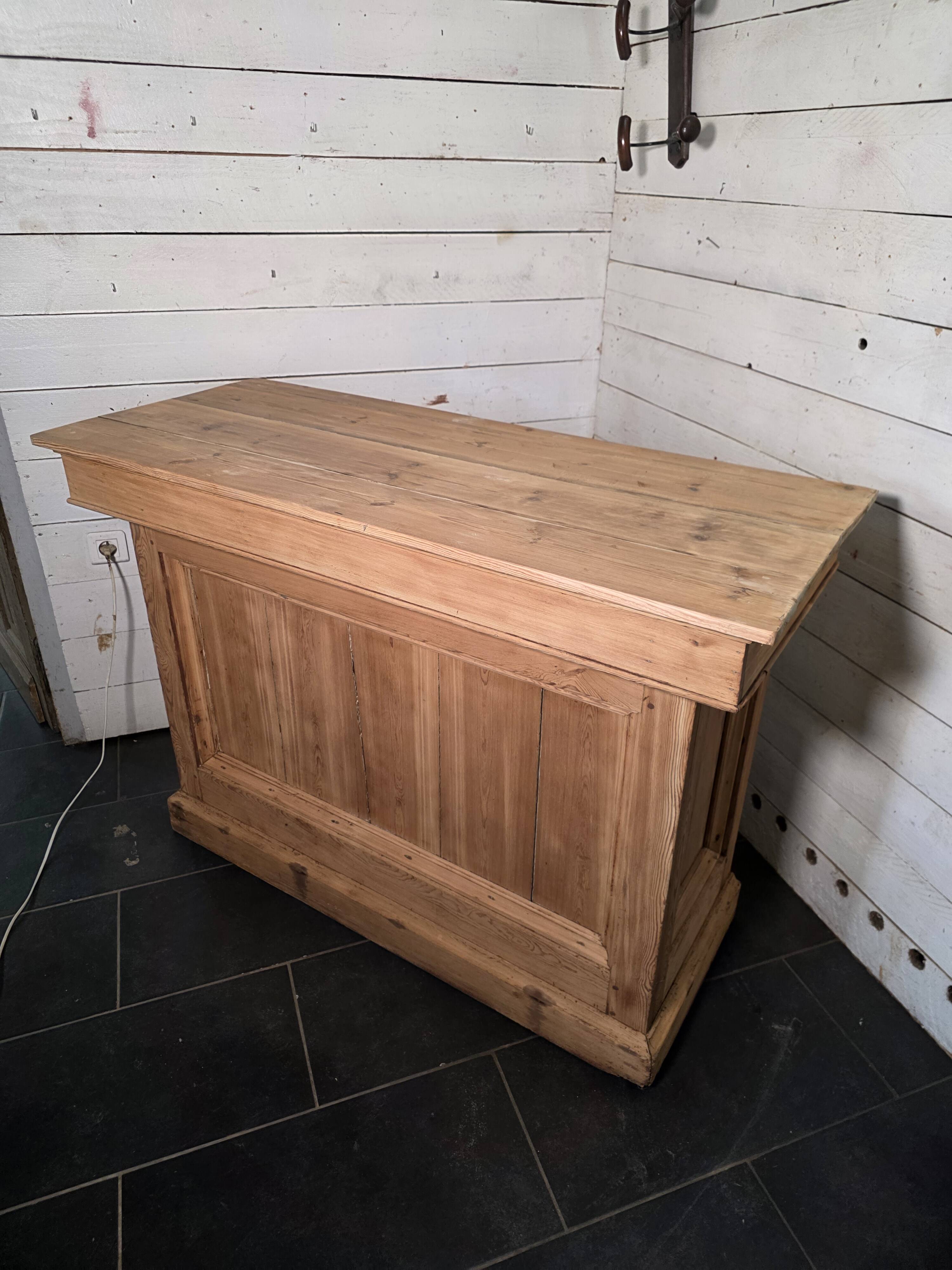 Comptoir ancien de bistrot en sapin