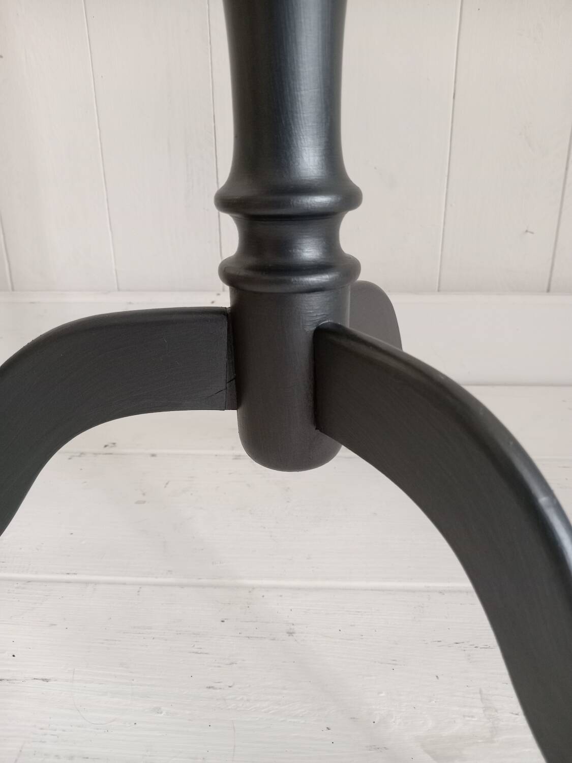 Tripod pedestal table