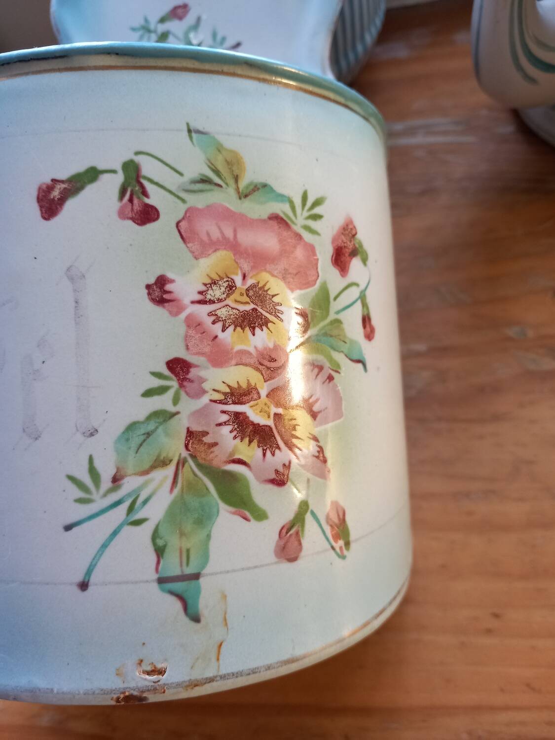 Enameled sheet salt box