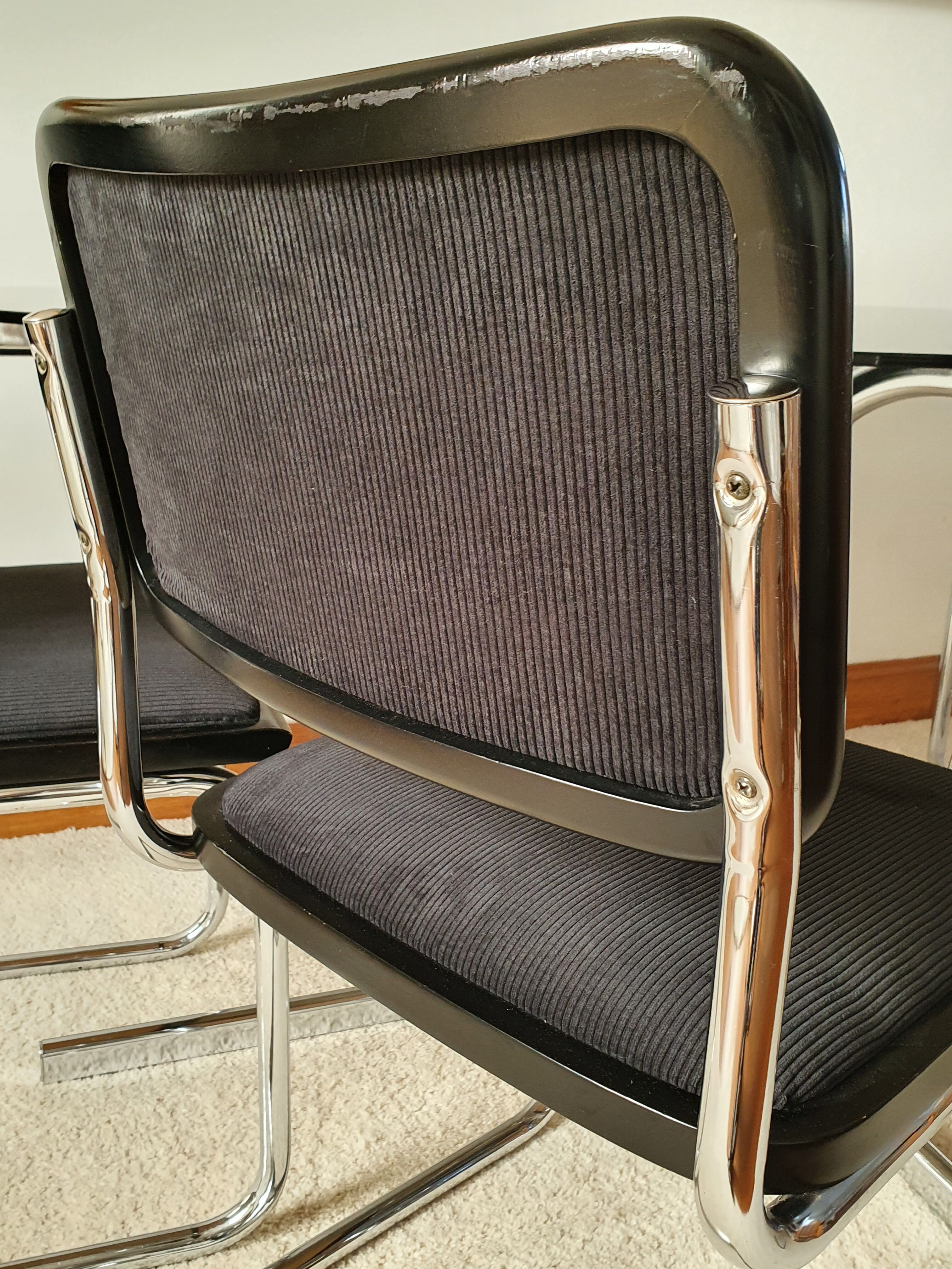 Série de 4 chaises B32 Marcel Breuer en velours côtelé noir