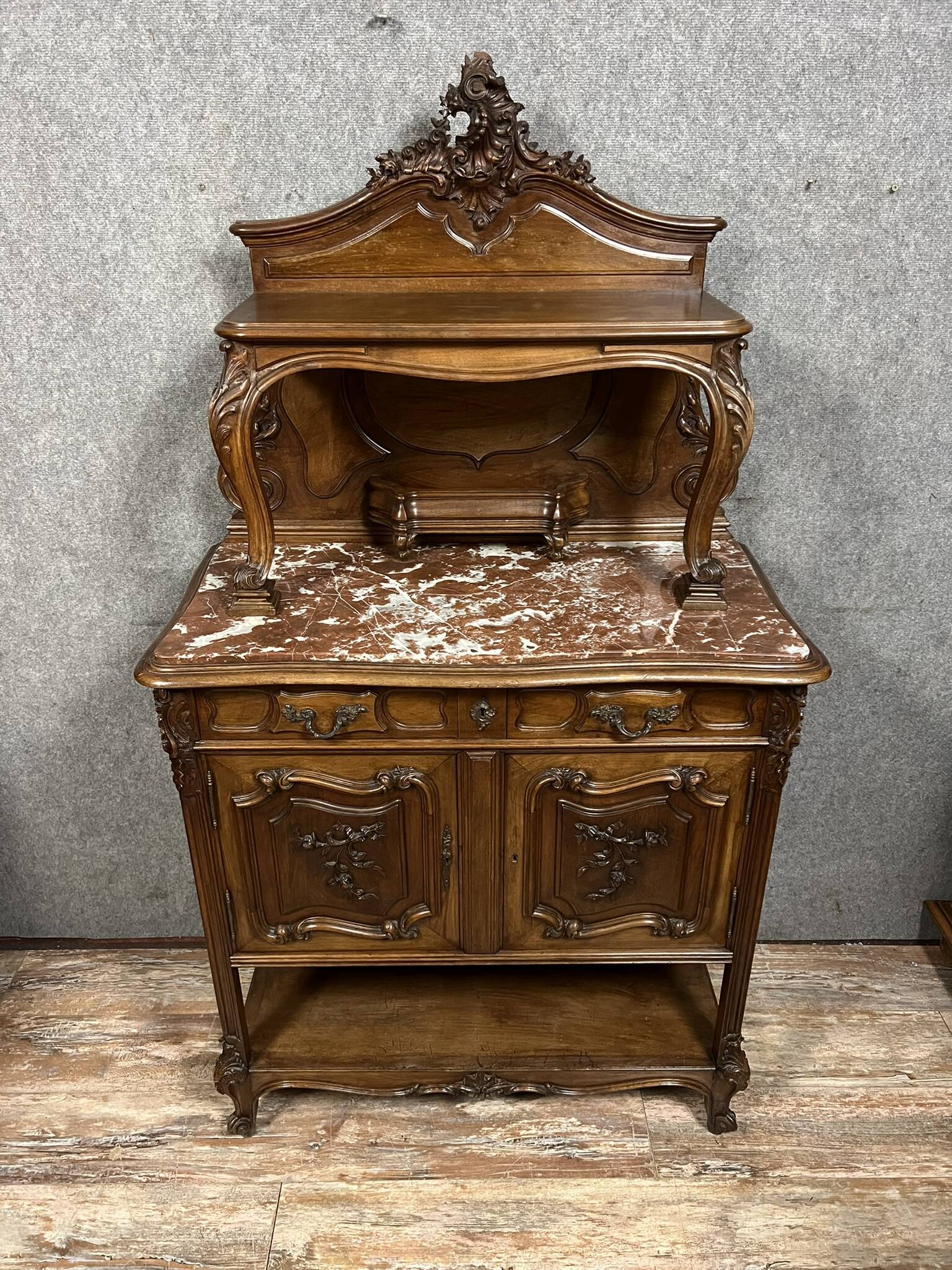 Buffet Louis XV en noyer vers 1850