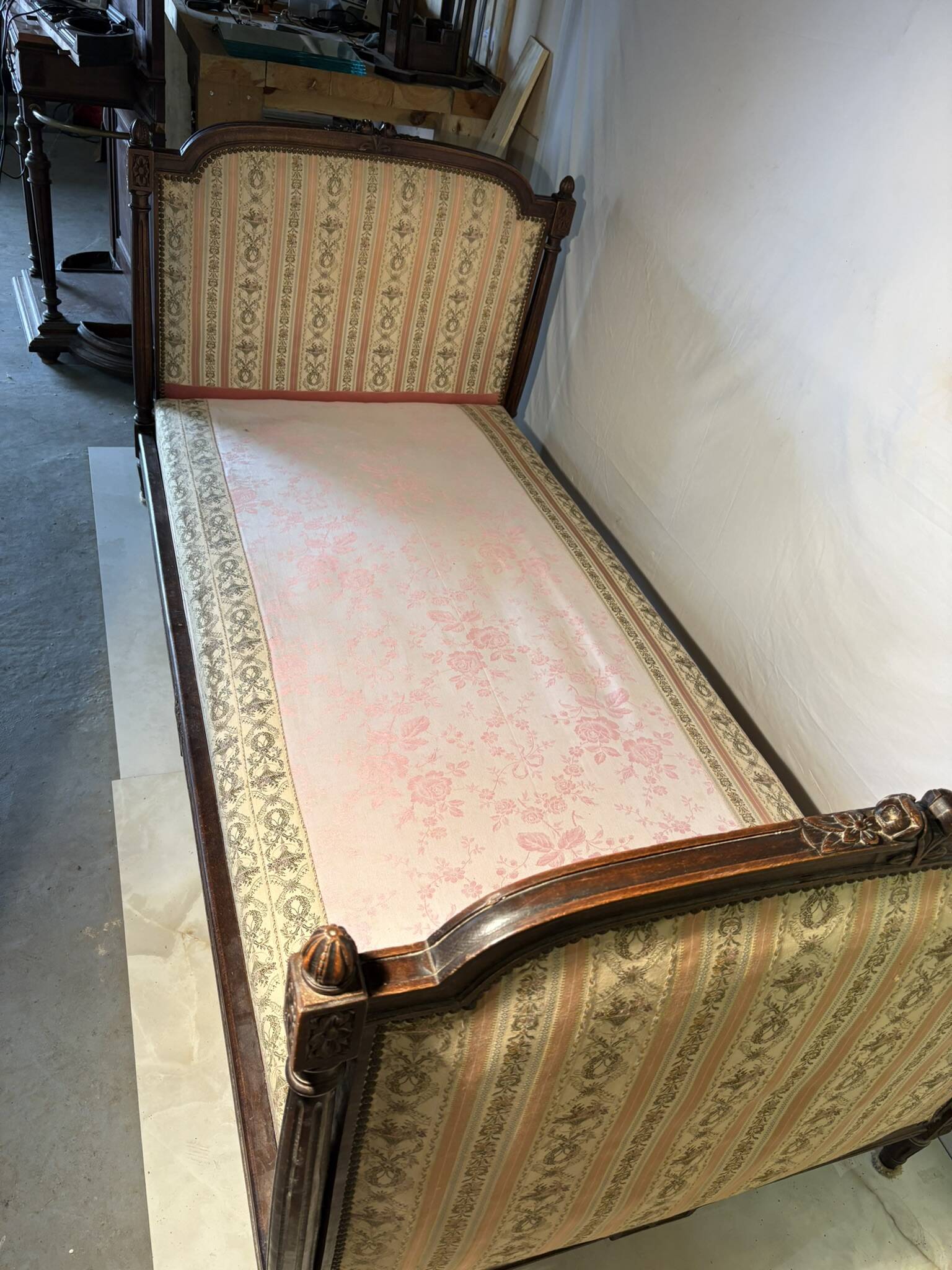 Antique Louis XVI style daybed in carved wood and patterned fabric