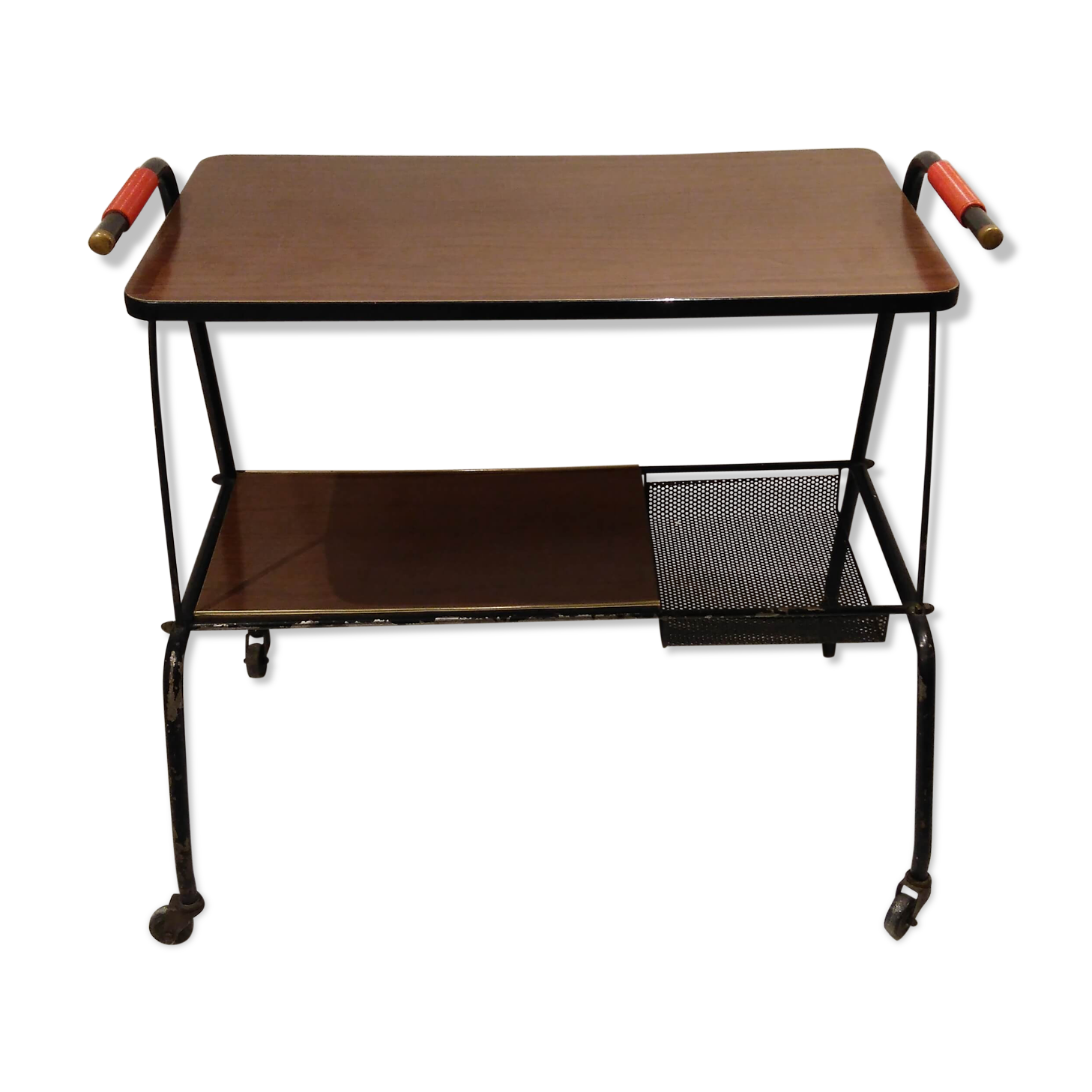 Red scoubidou handles wheeled serving table