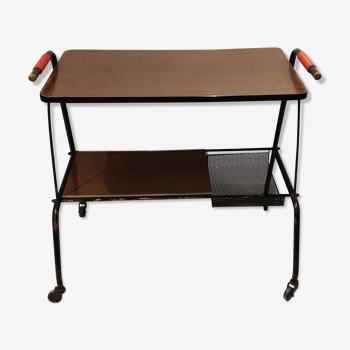 Red scoubidou handles wheeled serving table