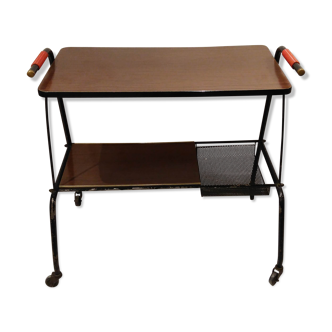Red scoubidou handles wheeled serving table