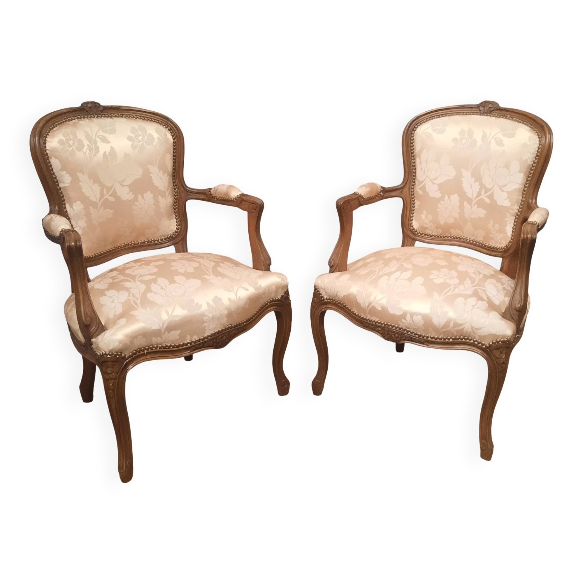 Paire de fauteuils tapissés de style Louis XV