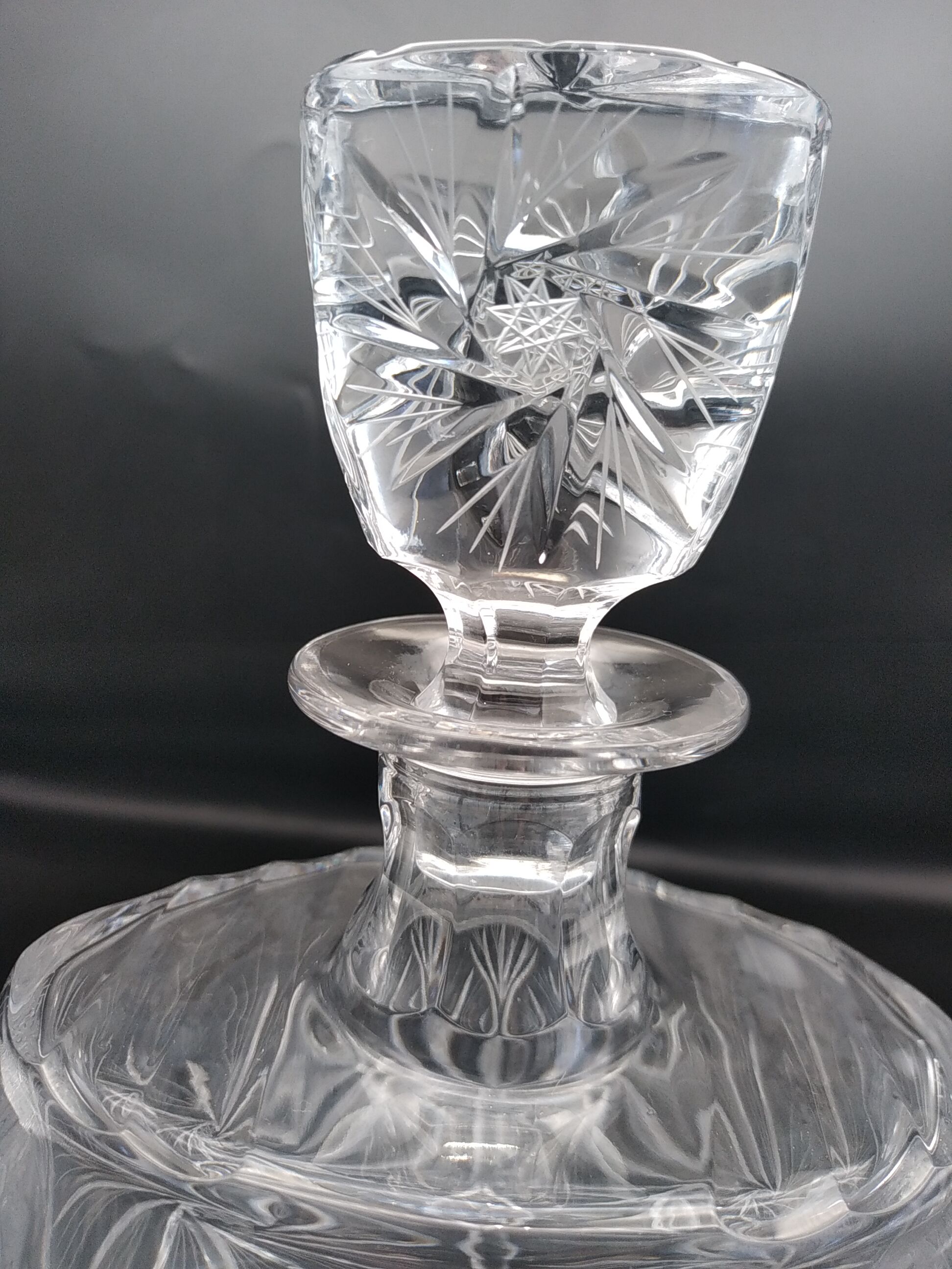 Carafe et  6 verres à cognac en cristal taillé main . Années 60 .