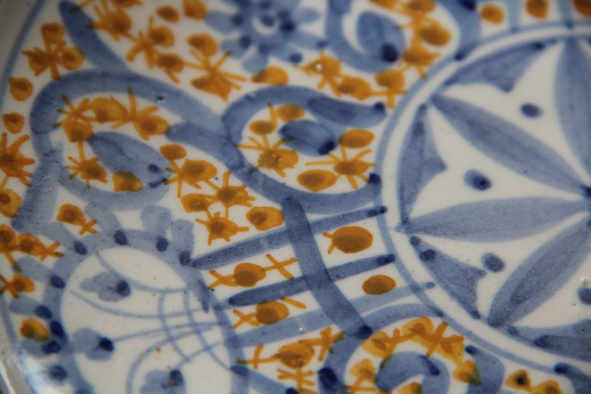 Decorative plate in Spanish earthenware