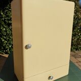 Armoire à pharmacie