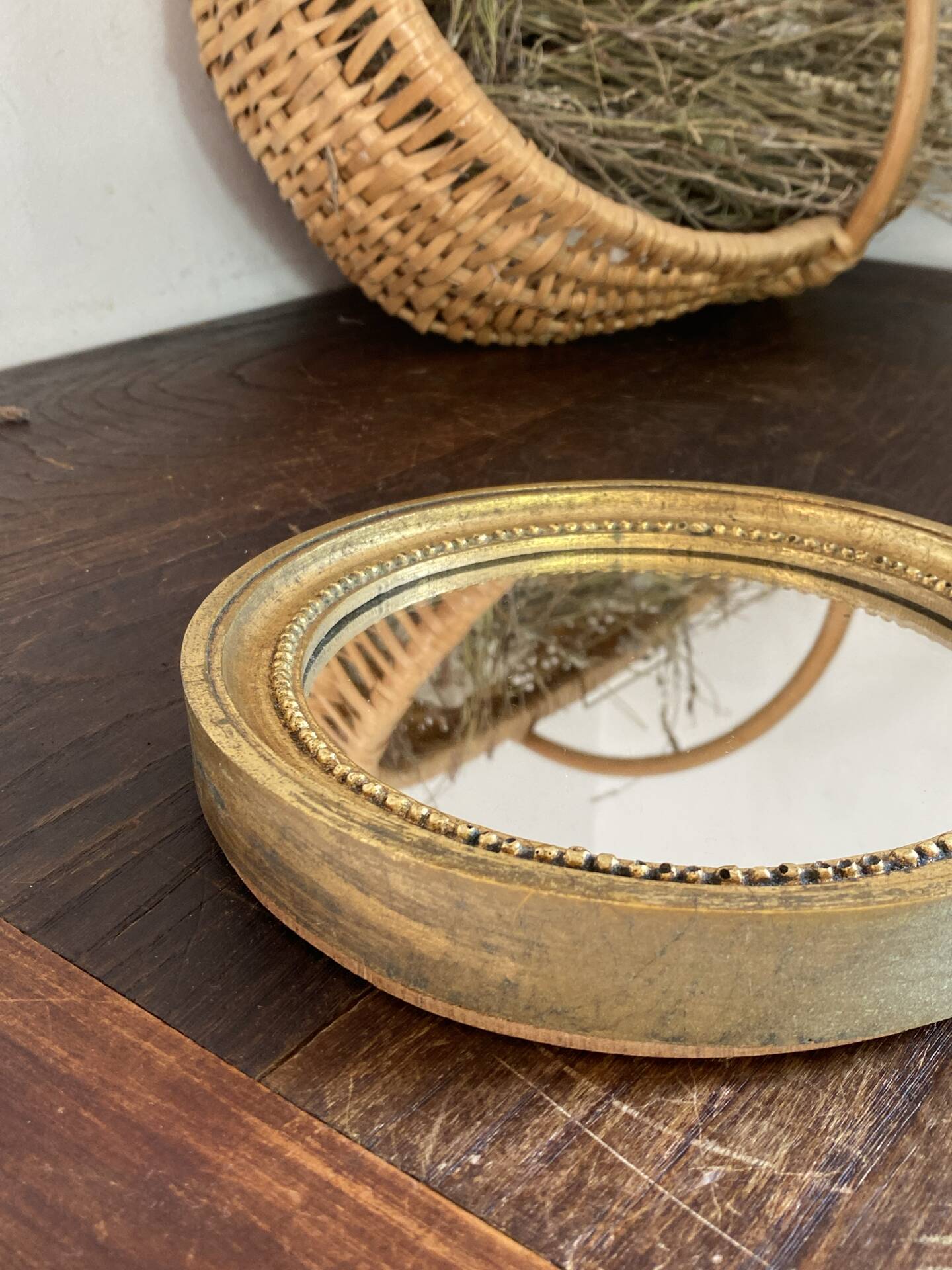 Miroir rond en bois de couleur dorée