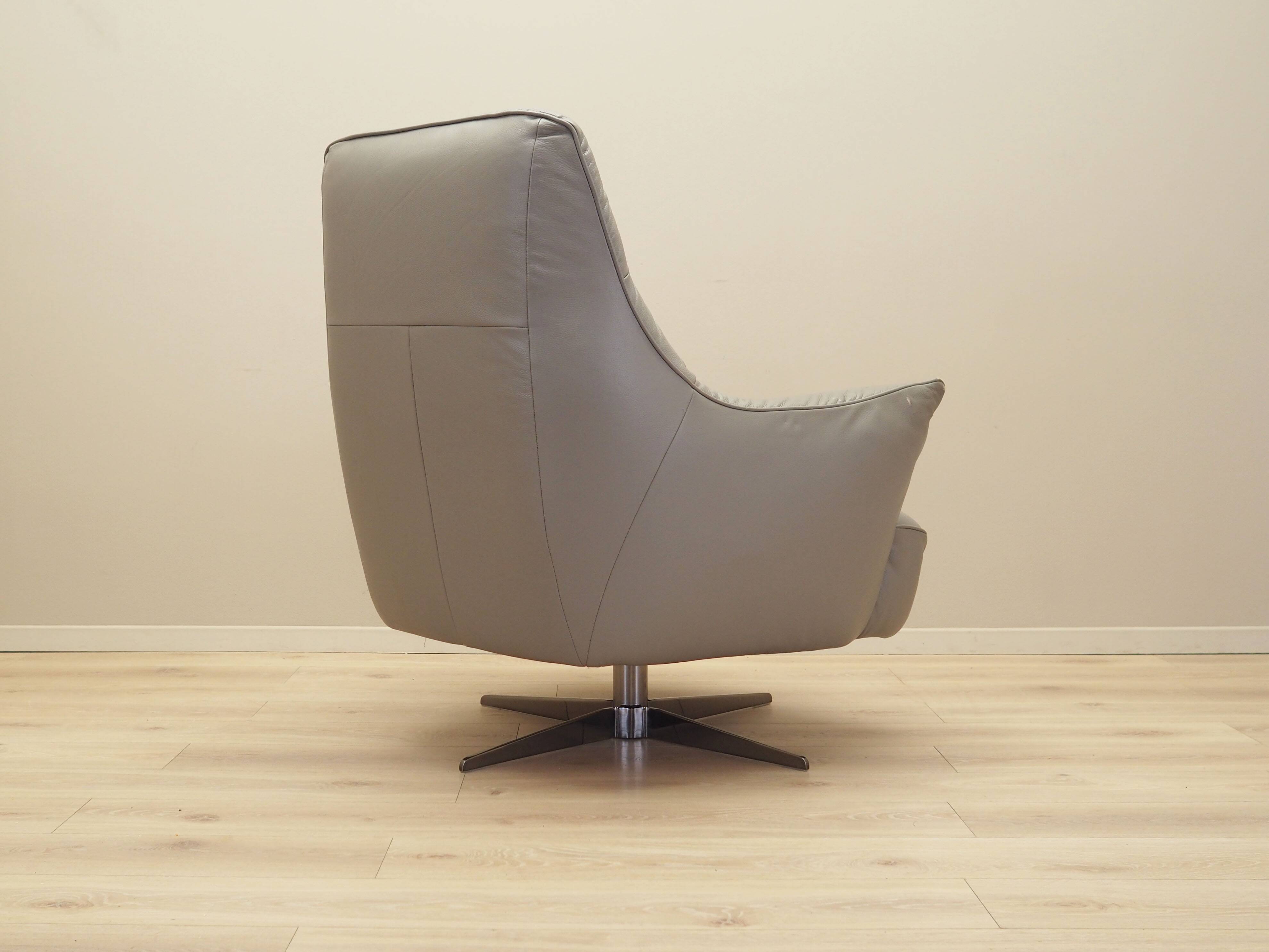 Leather swivel armchair, Italian design, 1990s, manufacture: Natuzzi