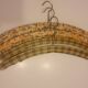 Lot de 4 cintres vintage 70's 
bois recouvert de tissu plastique 
2 motif tartan carreaux écossais beige camel marron 
vintage