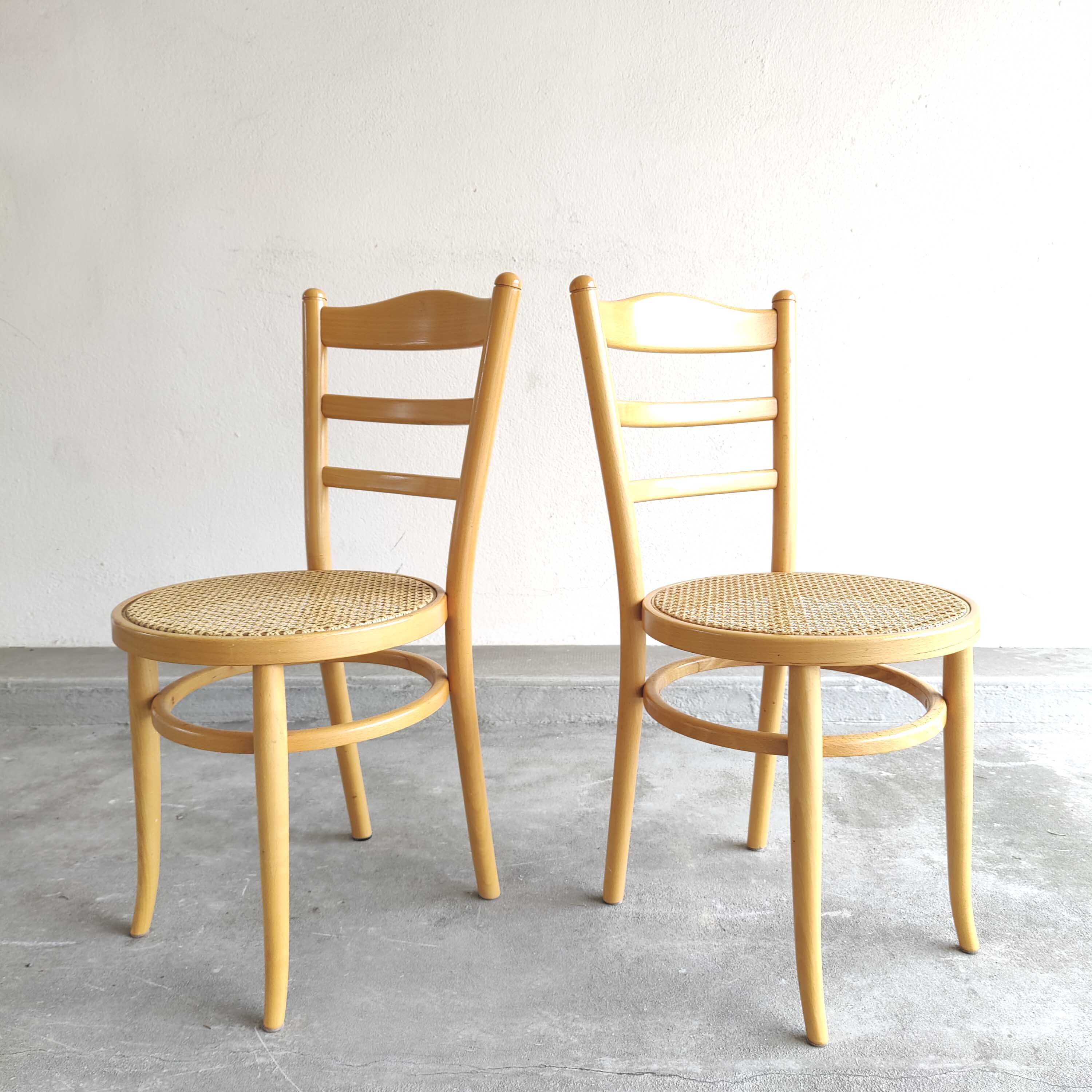 Paire chaises Baumann bois clair et cannage