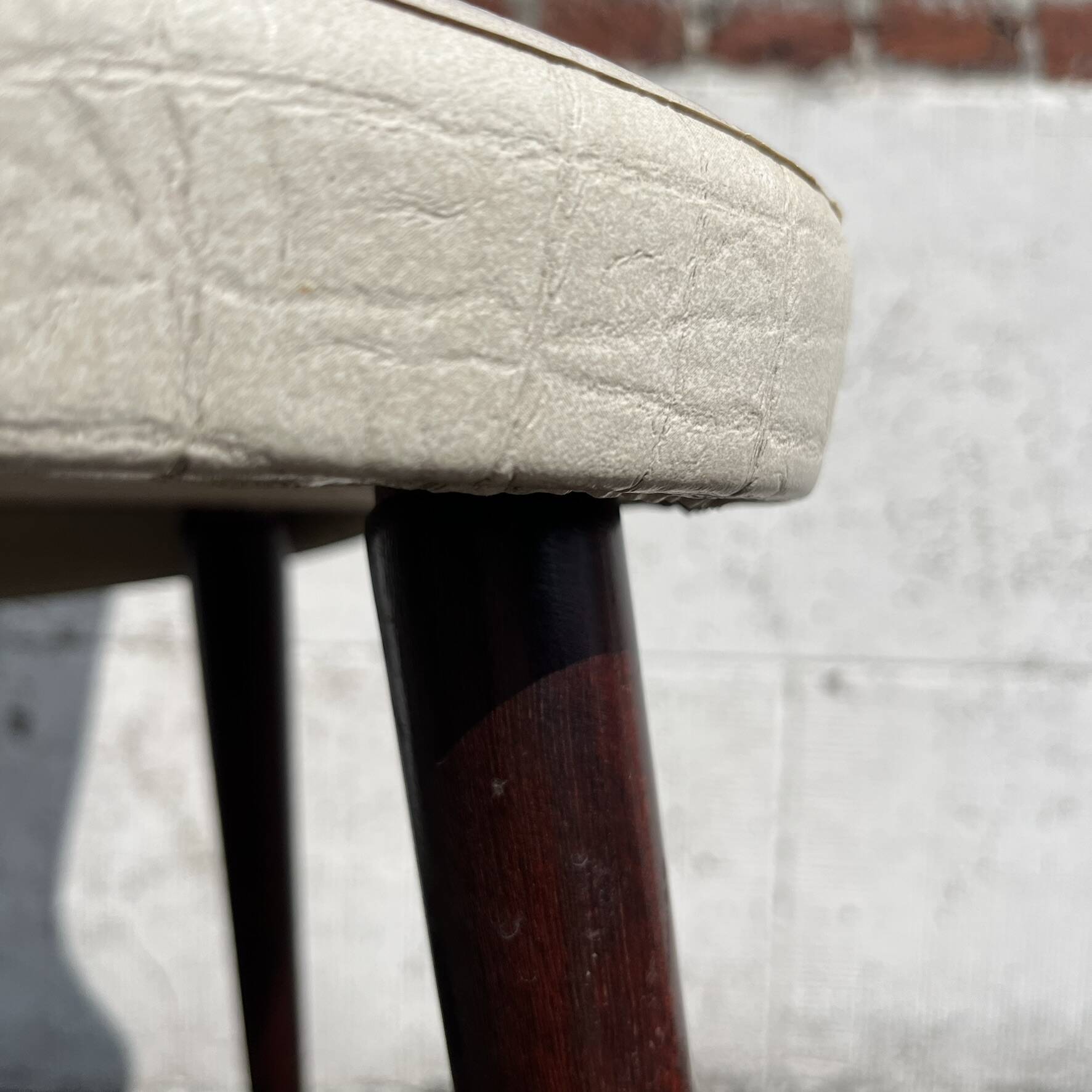 Set of 4 vintage Baumann chairs, in wood and white faux leather, model ESSOR.