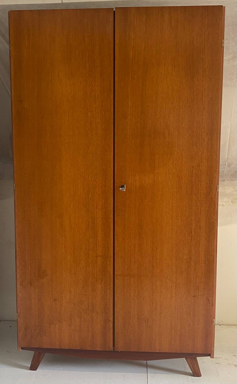 Armoire vintage pieds compas