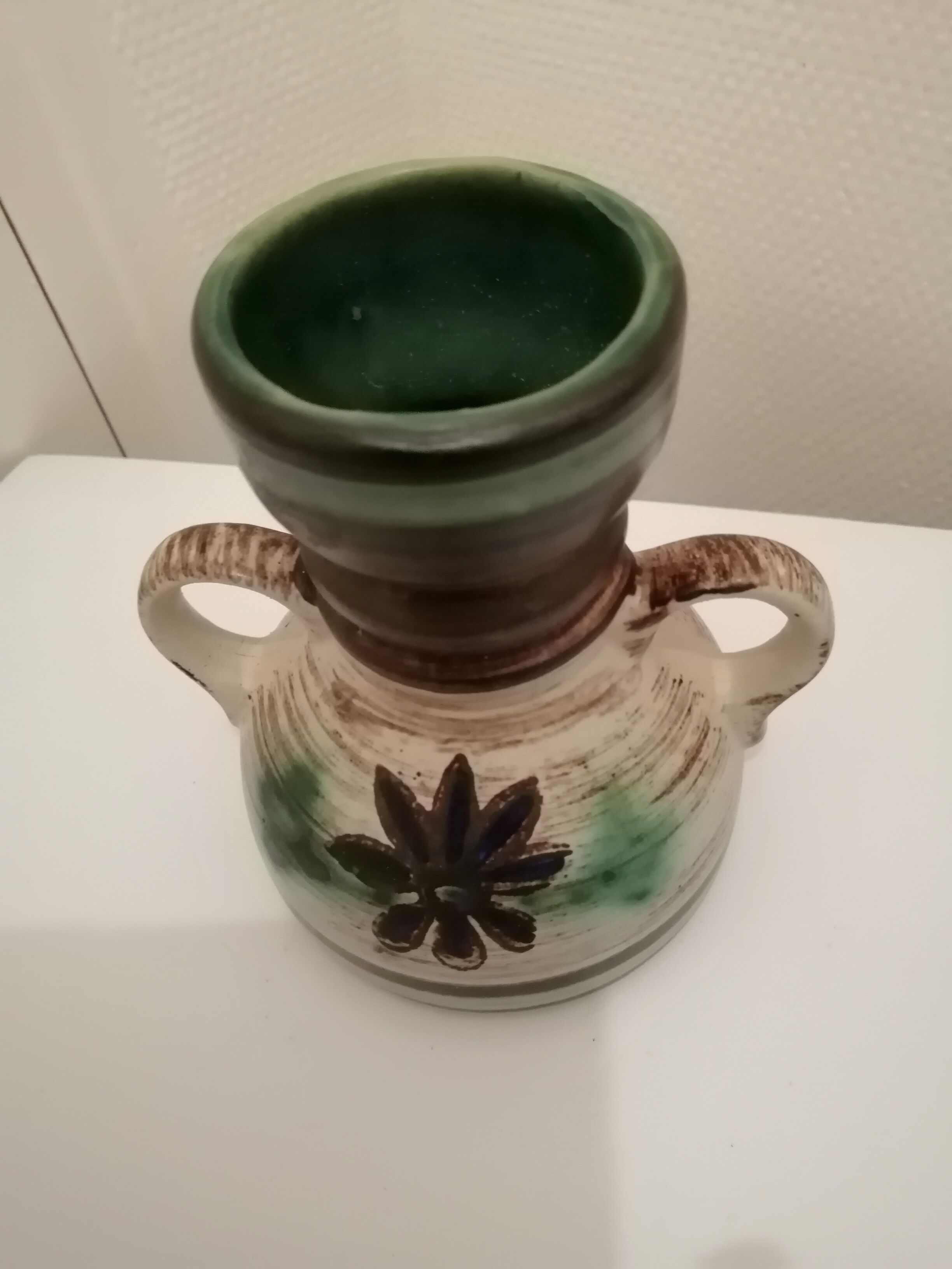 Vase en terre cuite peint a la main