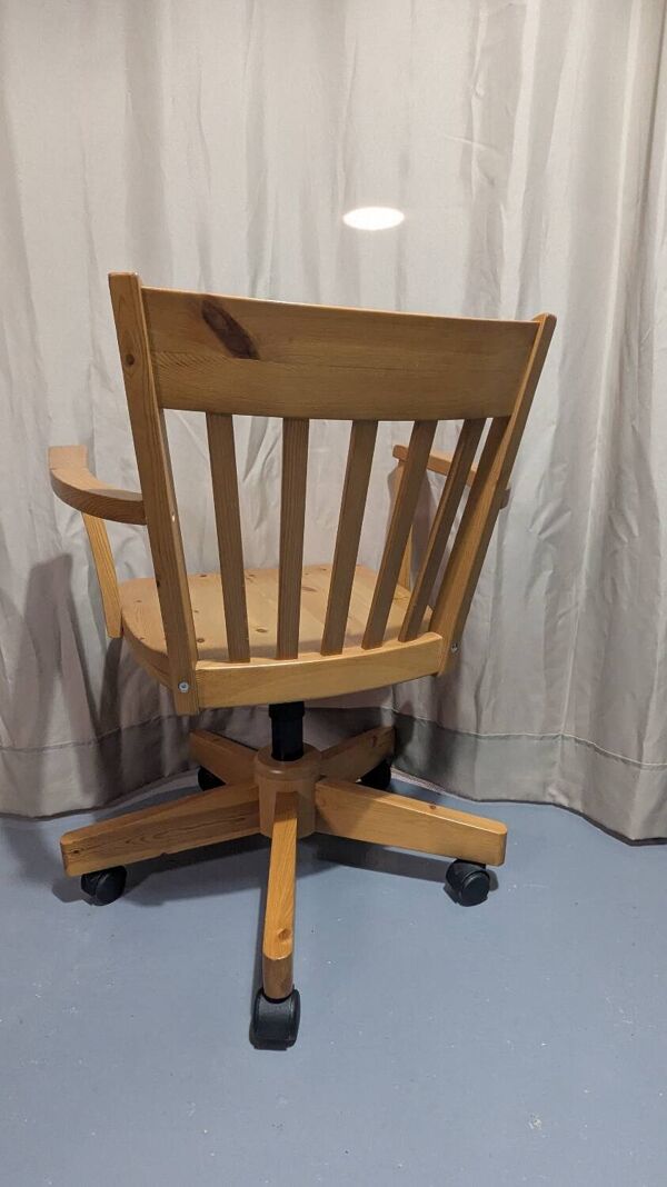 Chaise pivotante en pin massif modèle Joel par Ikea, fabriquée en Italie, années 1990.