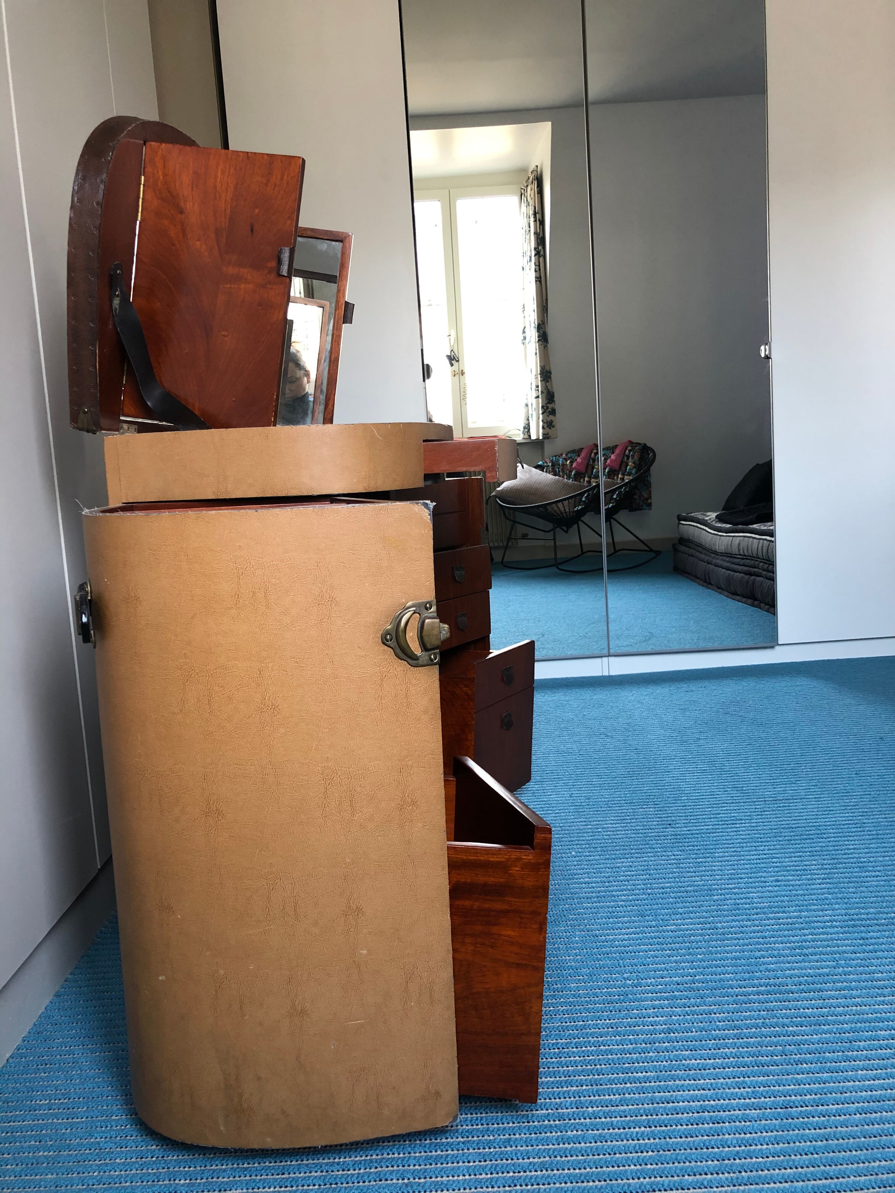 Travel dressing table