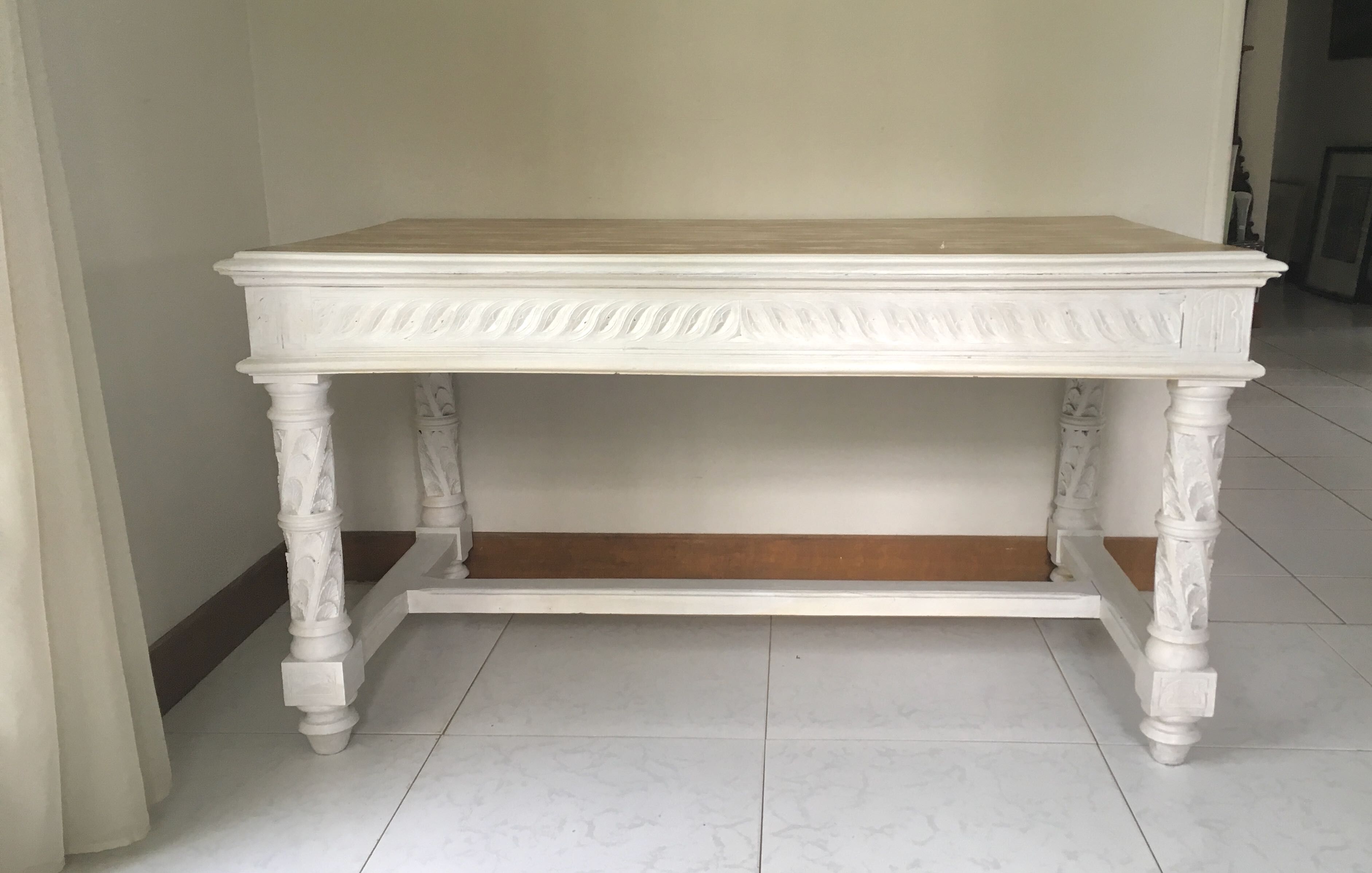 Bureau ancien en chêne sculpté et cérusé