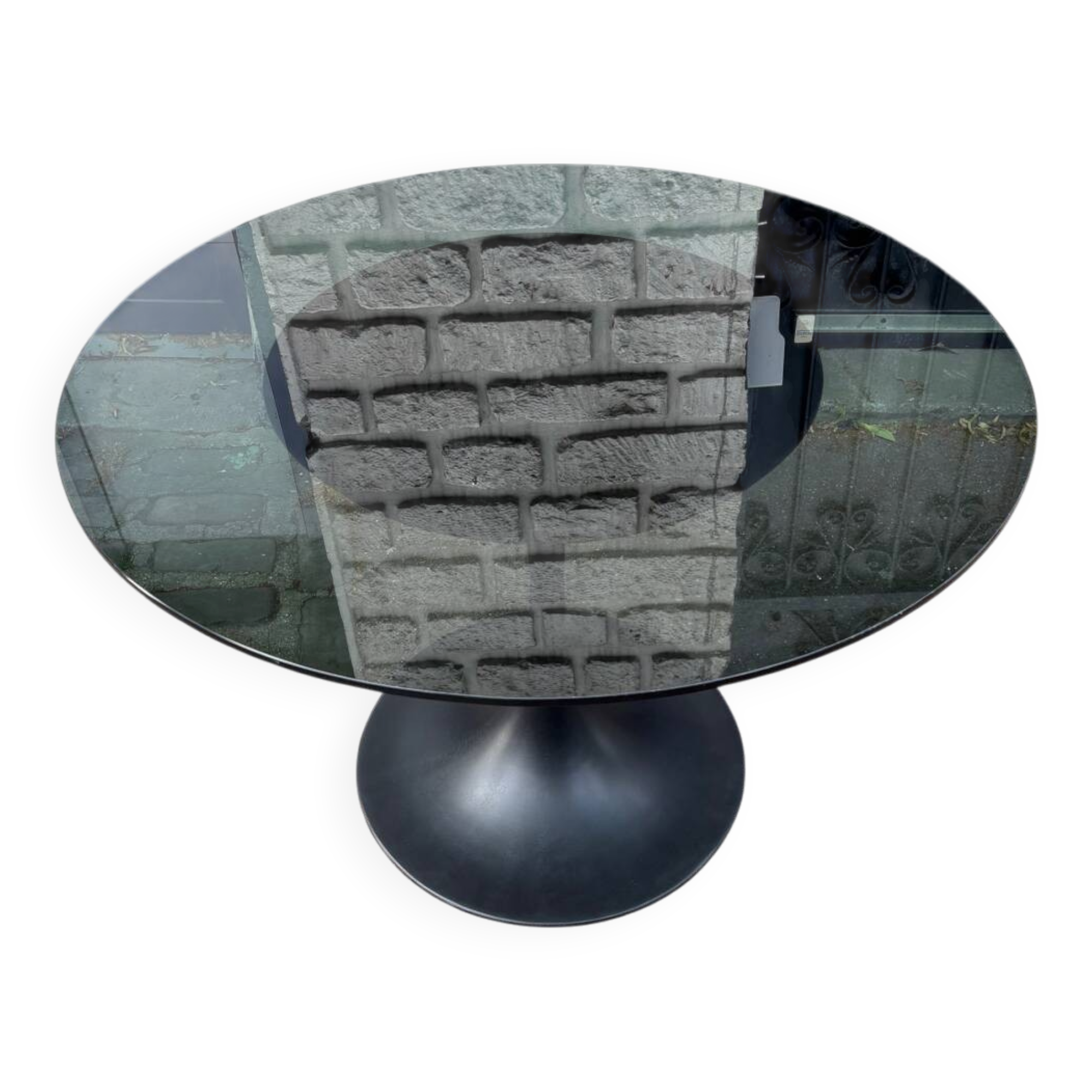 Round table with tulip base