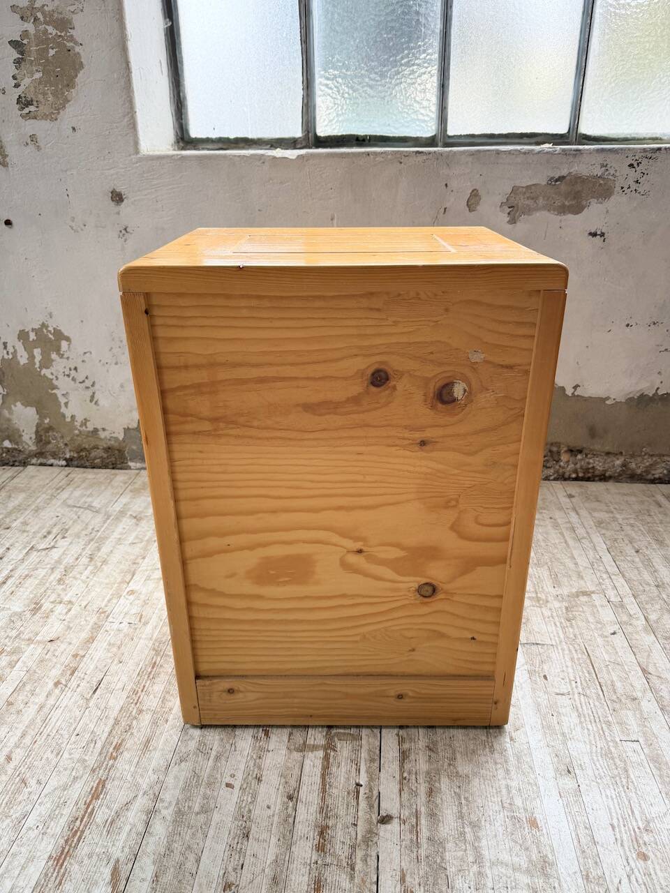 Chevet sélectionné par Charlotte Perriand pour Les Arcs