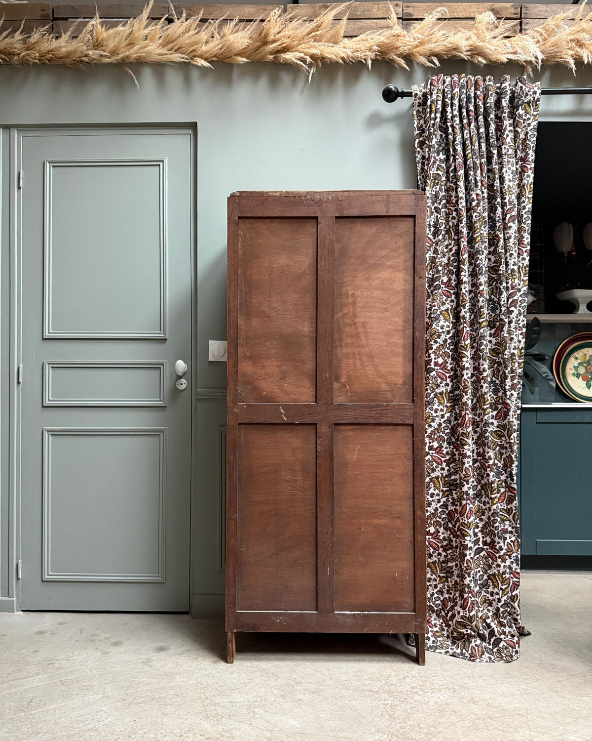 Small Parisian Art Deco showcase