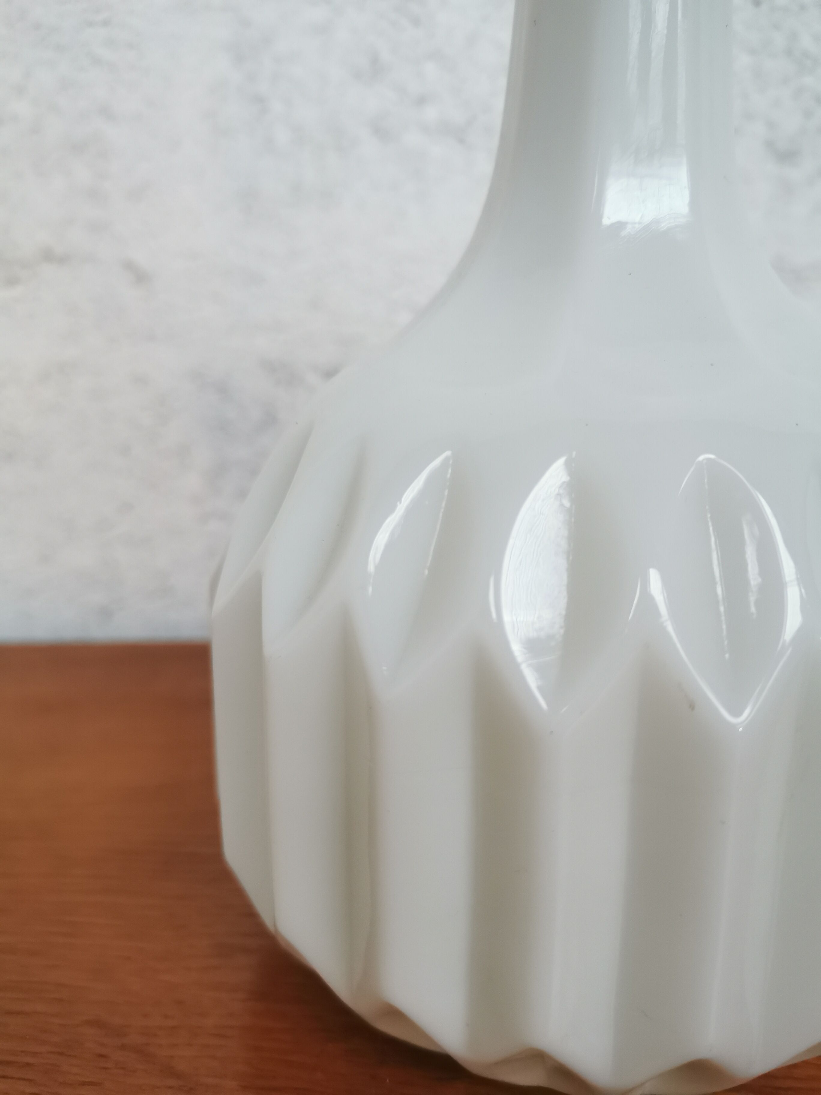 Chiseled vase in white opaline