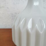 Vase ciselé en opaline blanche