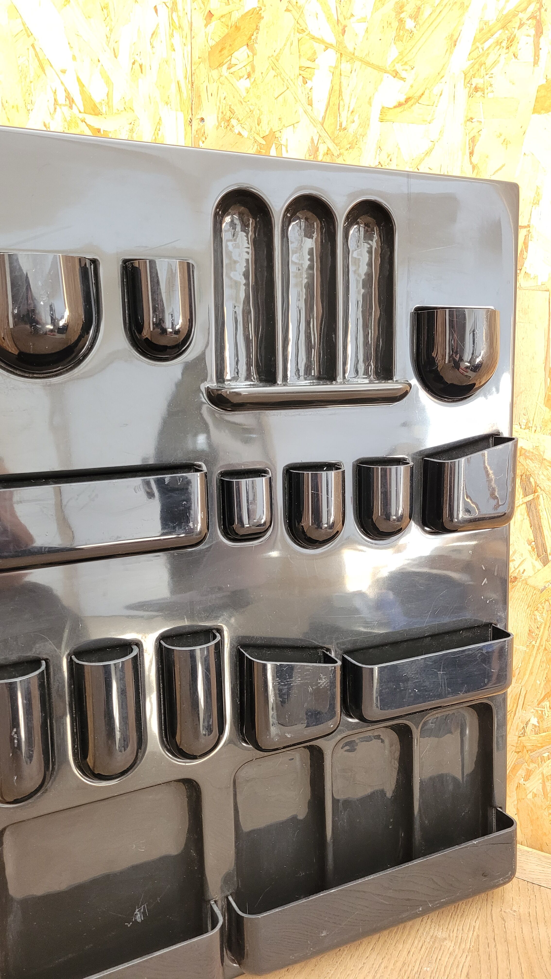 Wall organiser