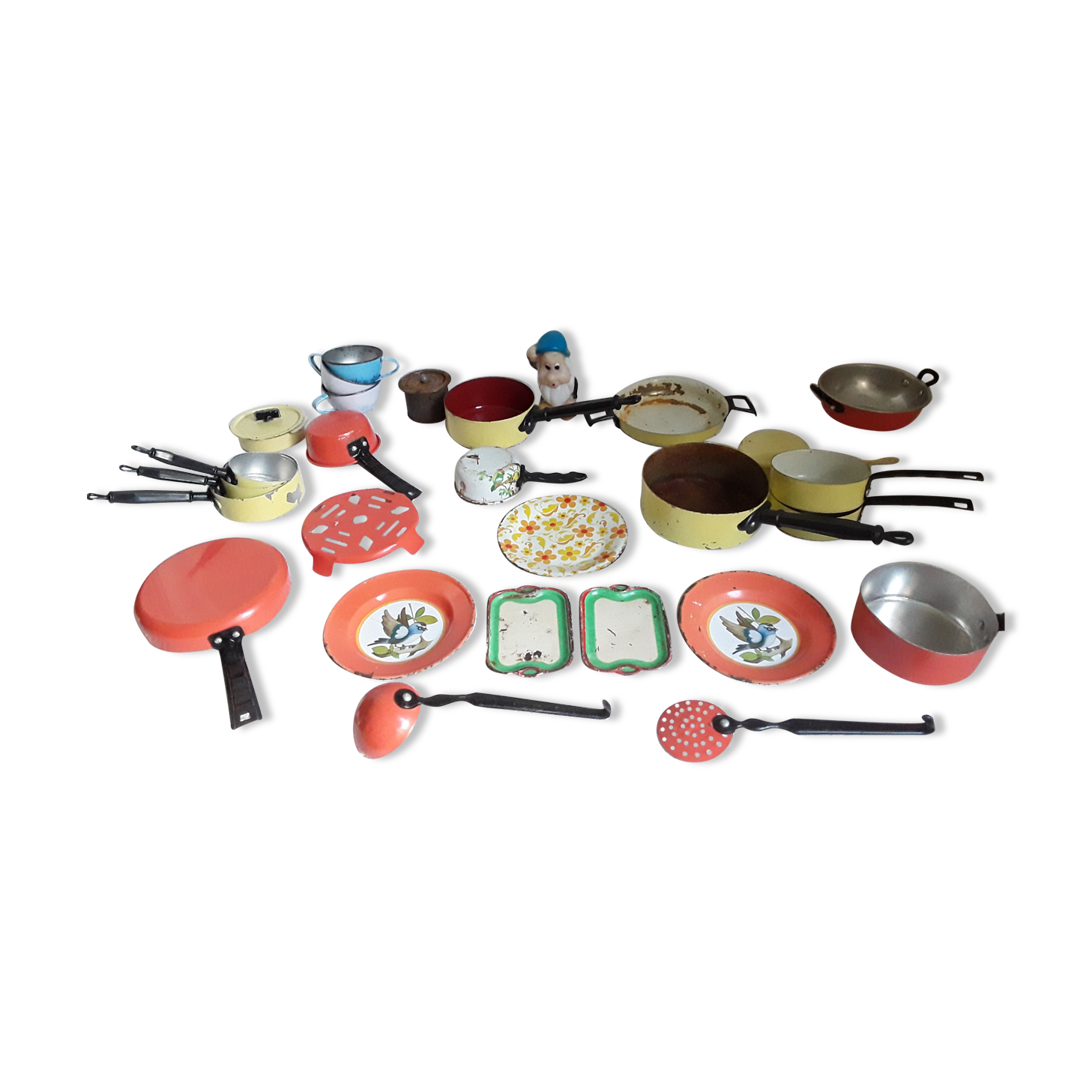 Vintage dinette in enamelled sheet metal of 27 pieces