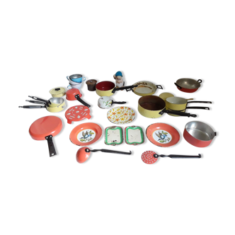 Vintage dinette in enamelled sheet metal of 27 pieces