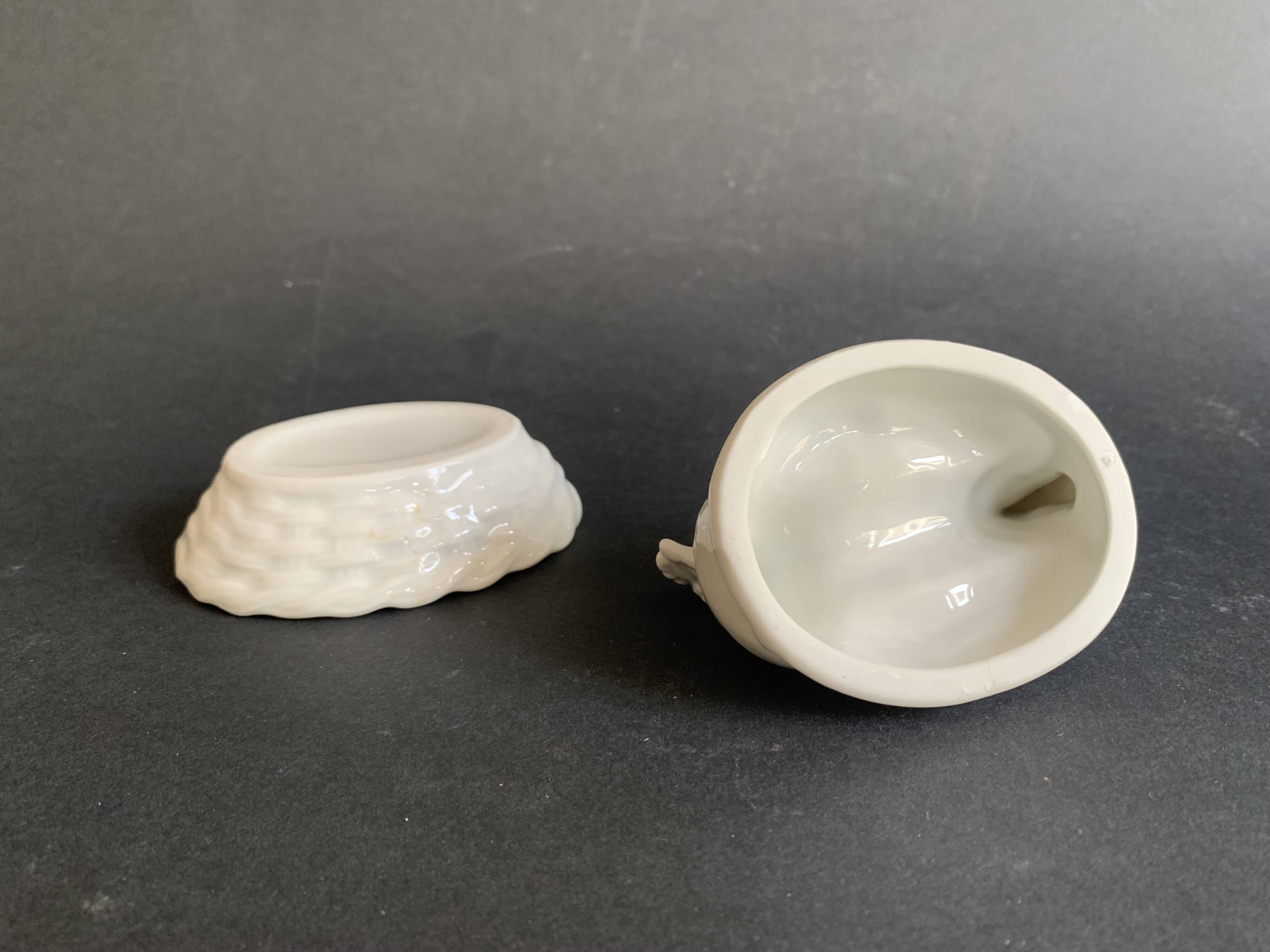Mini terrine poule en porcelaine blanche ancienne