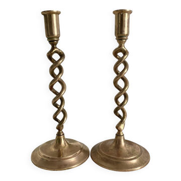 Paire de bougeoirs en laiton torsadé