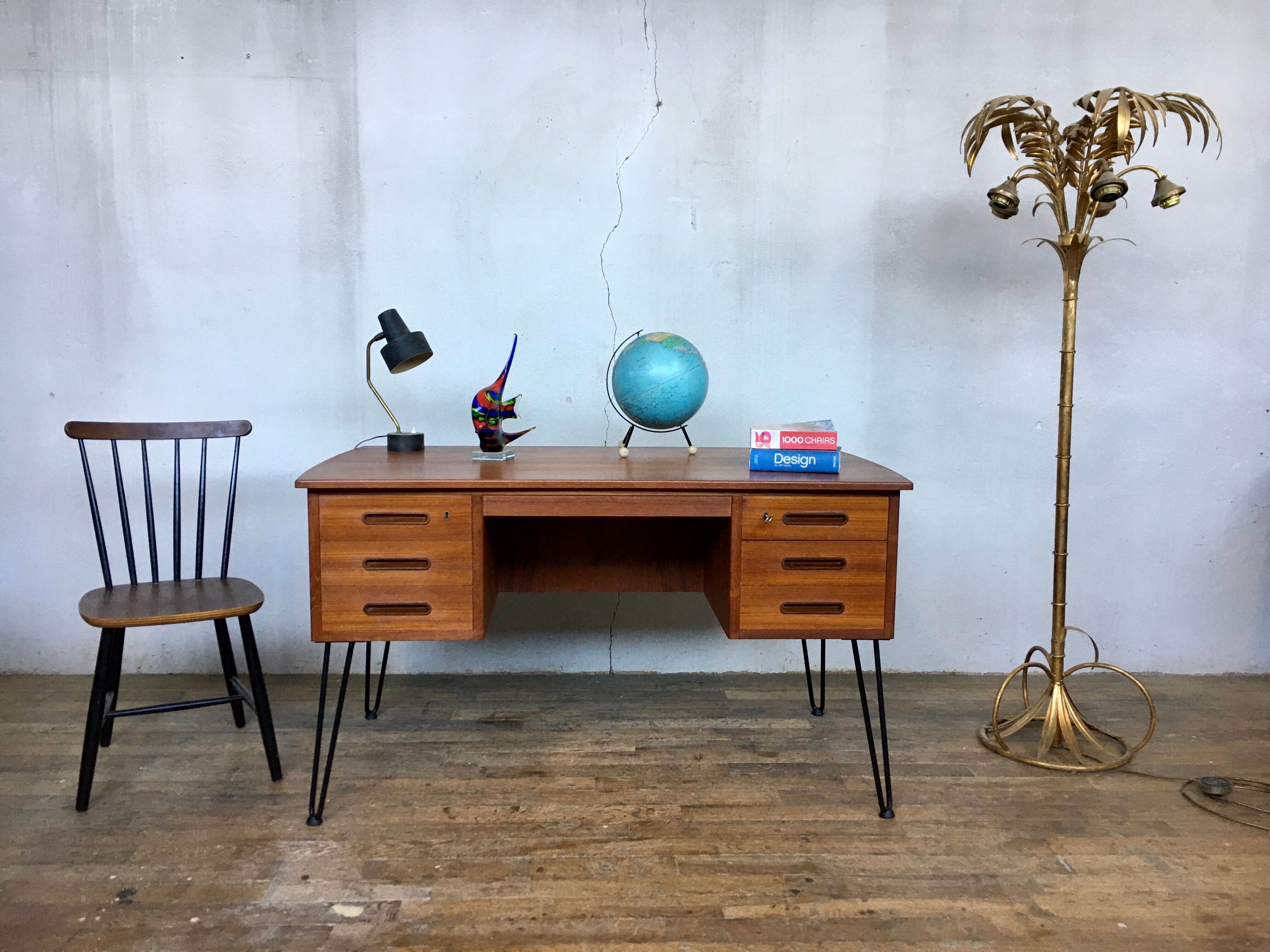 Bureau scandinave en teck avec piétement eiffel métal noir  1950 1960
