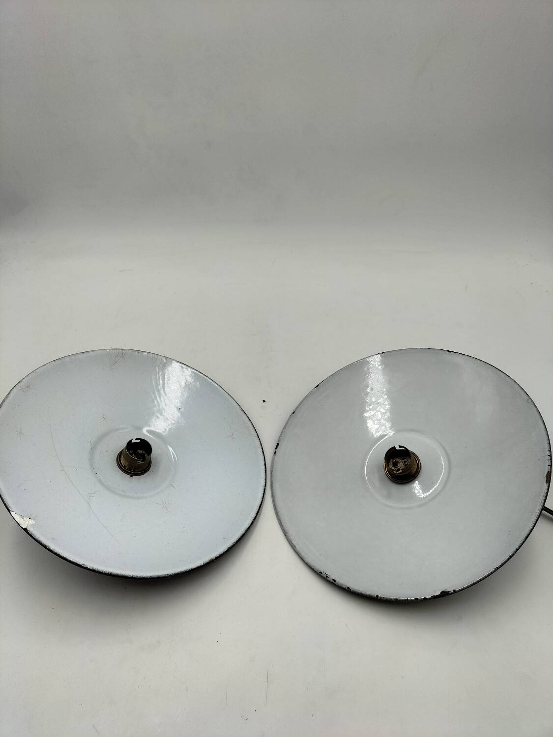 2 suspensions en tôles émaillées