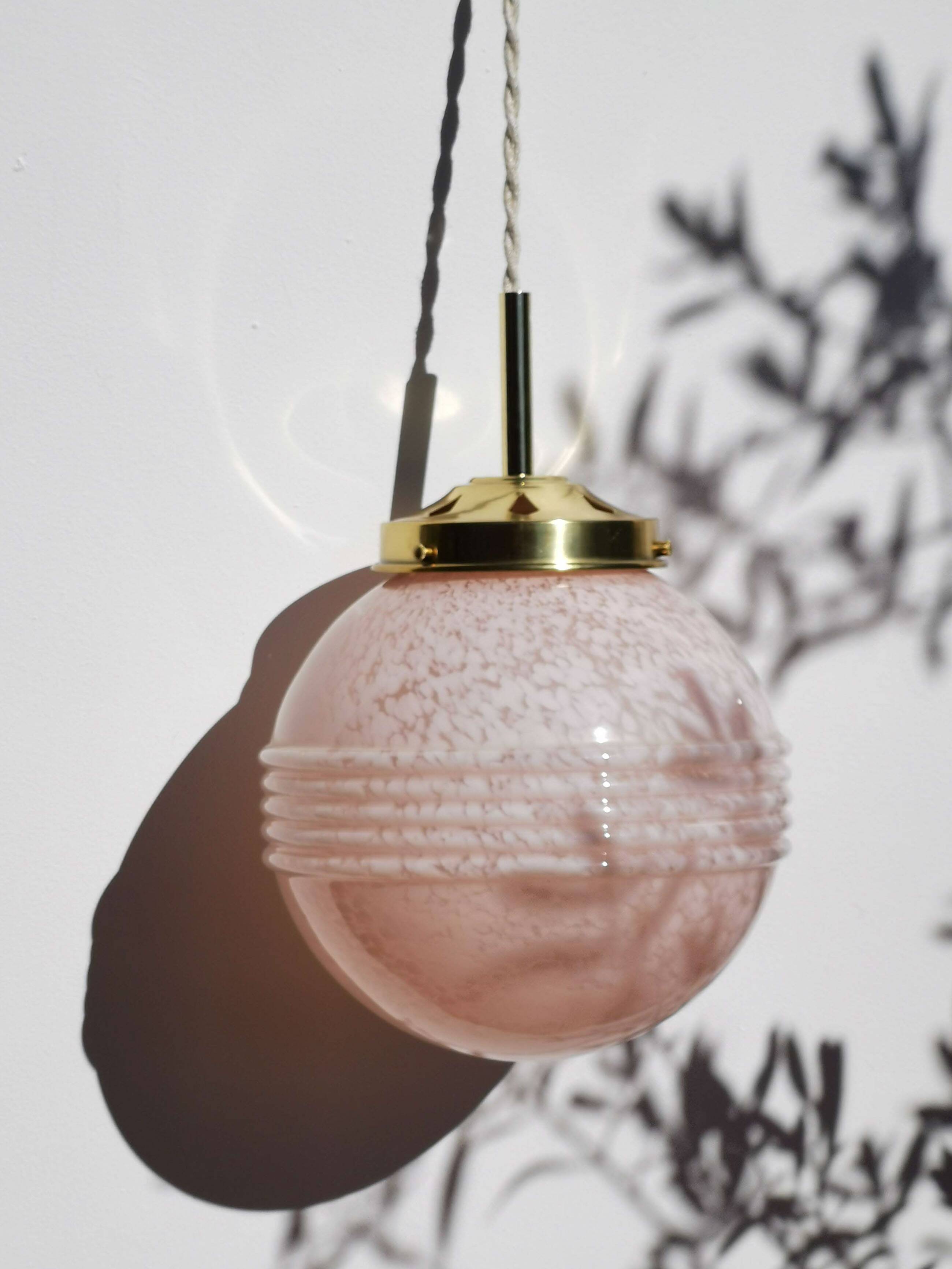 Suspension glass of pale pink clicy