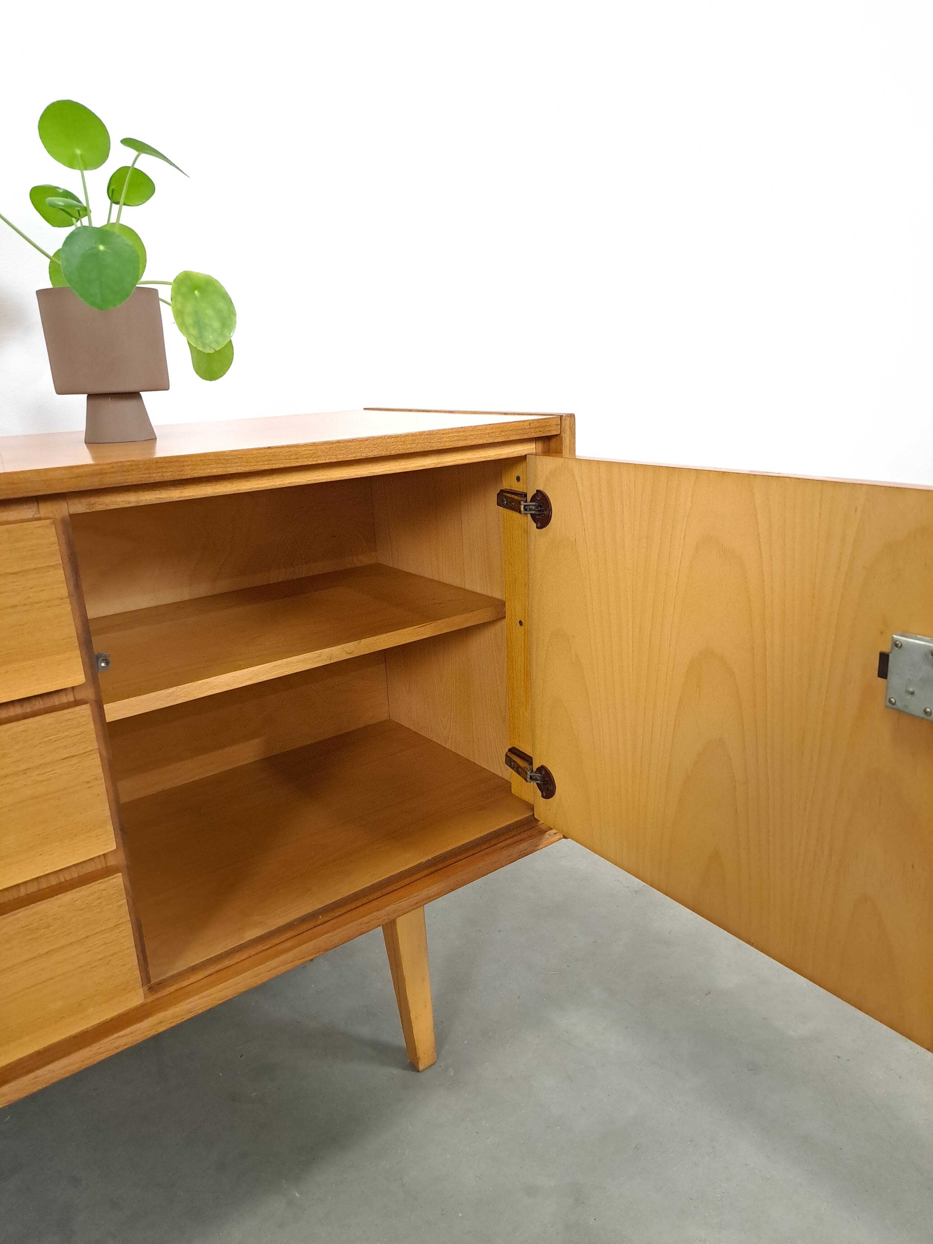 Mid-century notenhout fineer dressoir met 3 lades