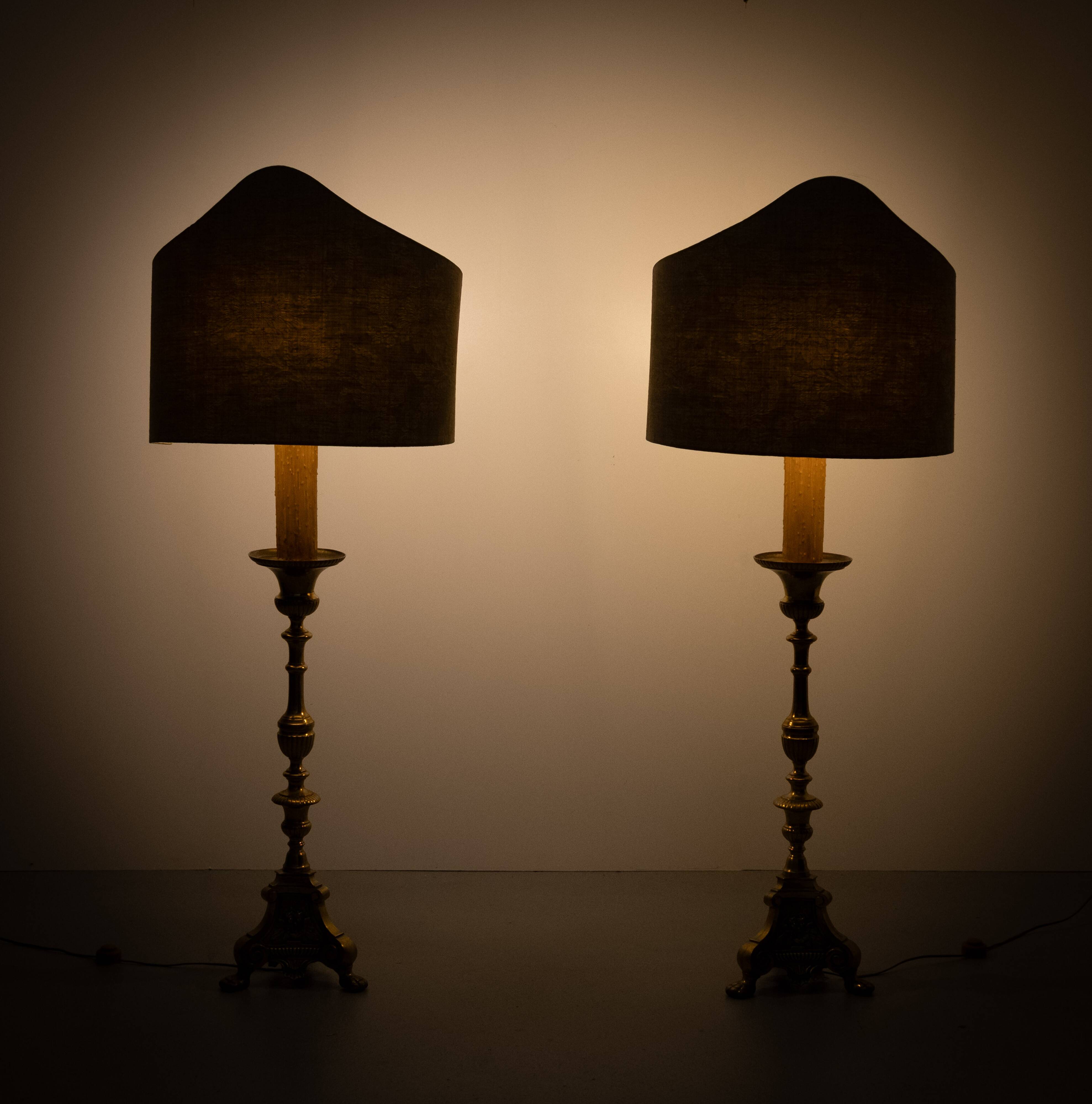 Grands chandeliers d'autel en laiton hollandais du XVIIIe siècle. Lampadaires.