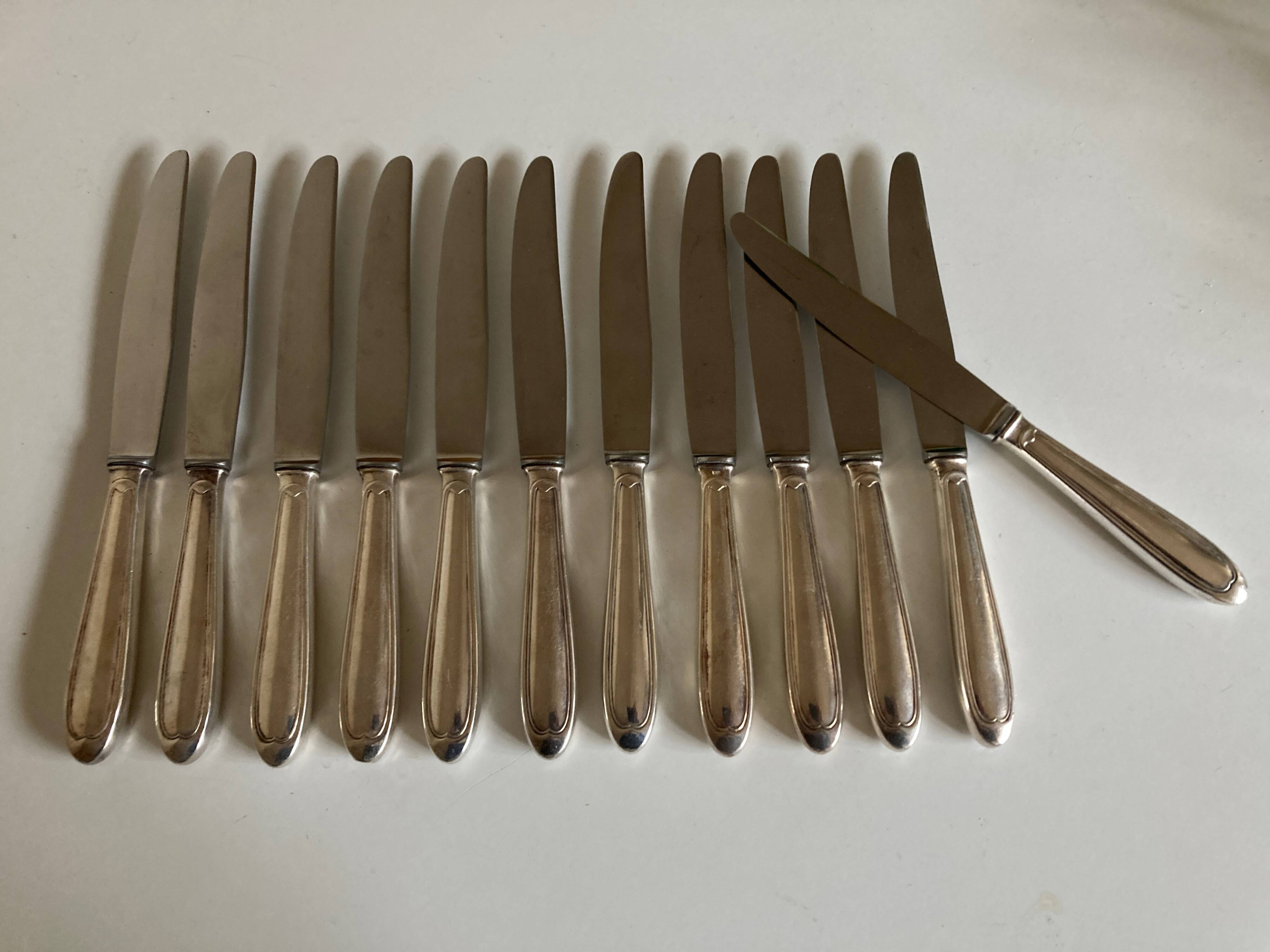 Set de 12 couteaux de table en métal argenté filet 1960
